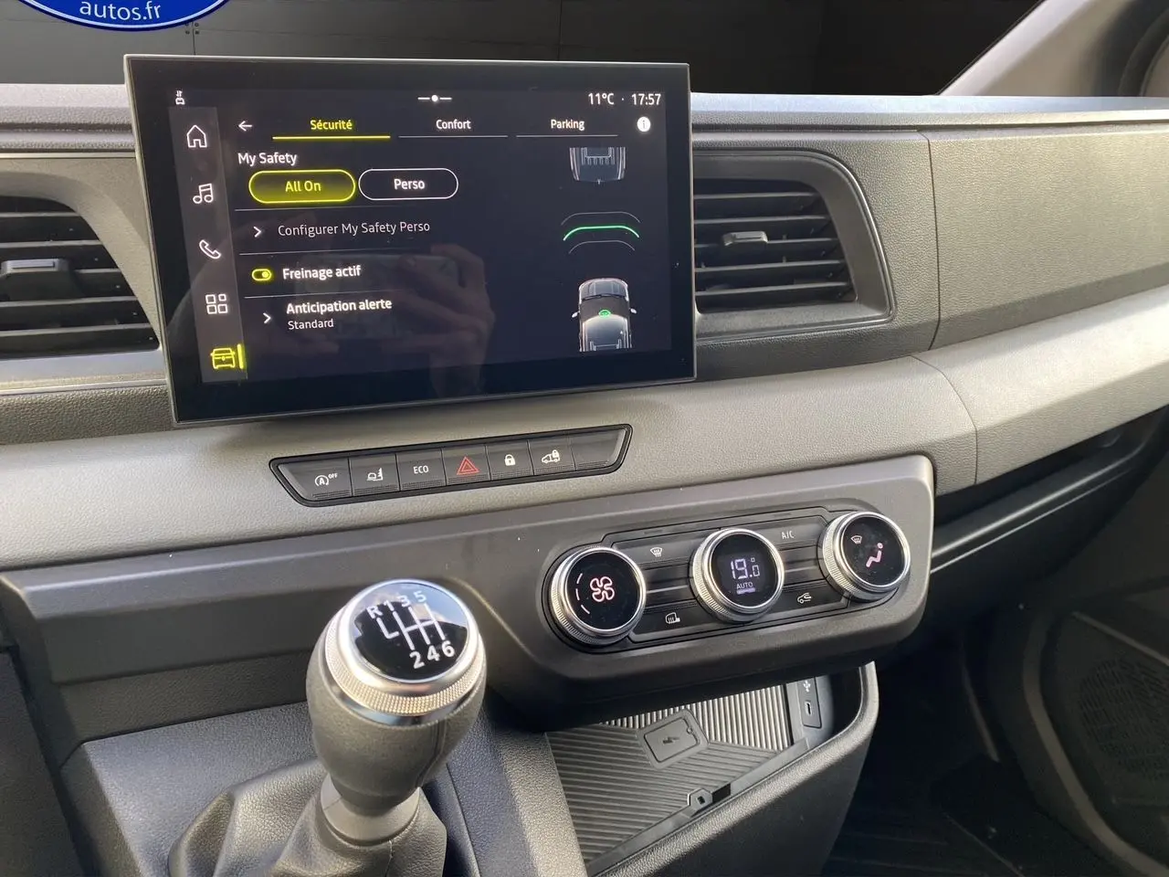 Vue intérieure du tableau de bord du Renault Master 2025, mettant en valeur l'écran tactile et la boîte manuelle.
