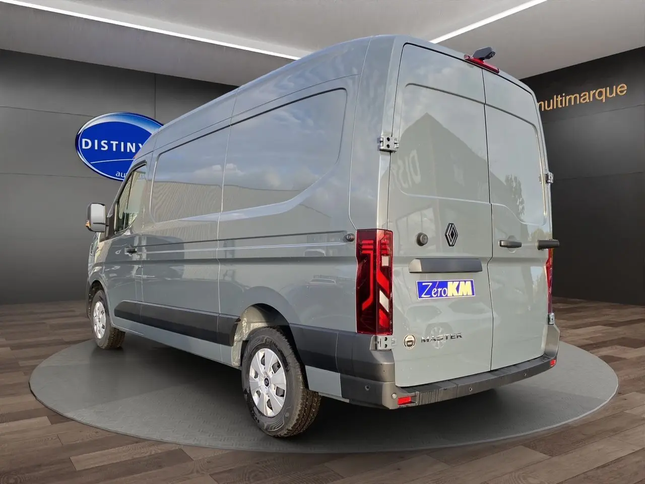 Vue 3/4 arrière droite du Renault Master gris urbain avec portes arrière tôlées et jantes acier.