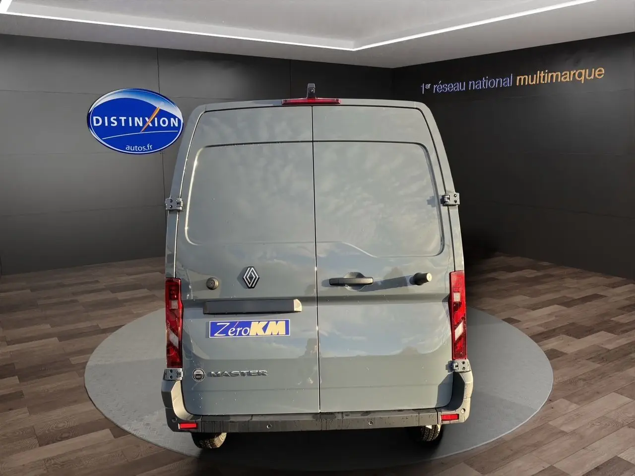 Vue arrière d'un Renault Master gris urbain 2025 avec portes arrière tôlées et feux rouges verticaux.