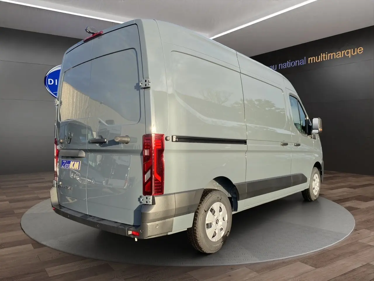 Vue 3/4 arrière droit du Renault Master gris urbain avec portes arrière tôlées et feux LED verticaux.