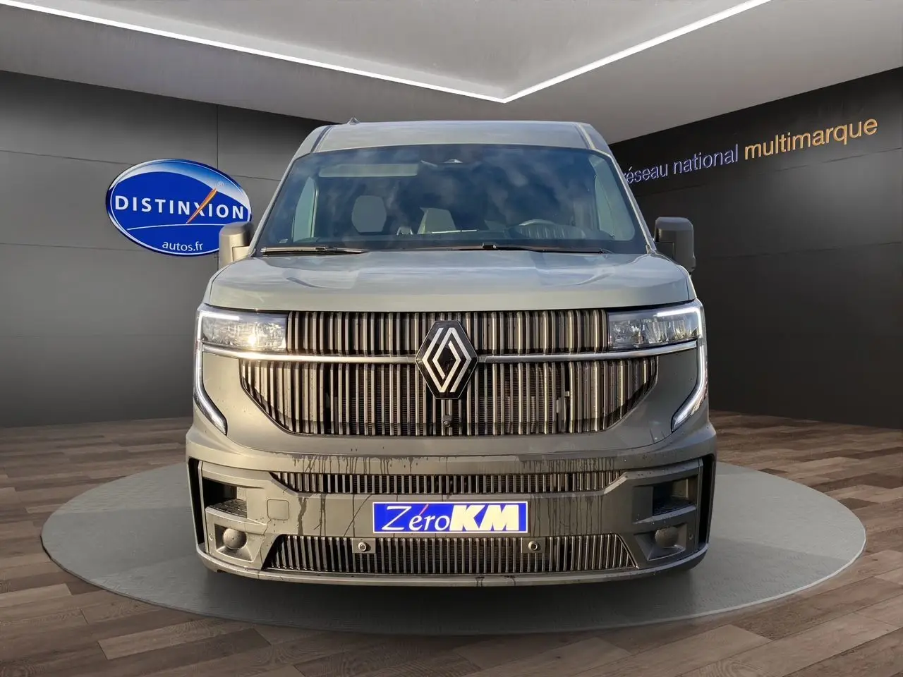 Vue avant du Renault Master gris urbain 2025 avec calandre verticale noire et phares LED intégrés.