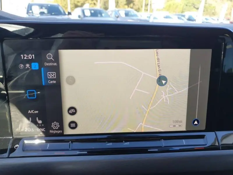 Écran tactile du système de navigation de la Volkswagen Golf 1.5 eTSI Style, vue intérieure centrée sur la console.