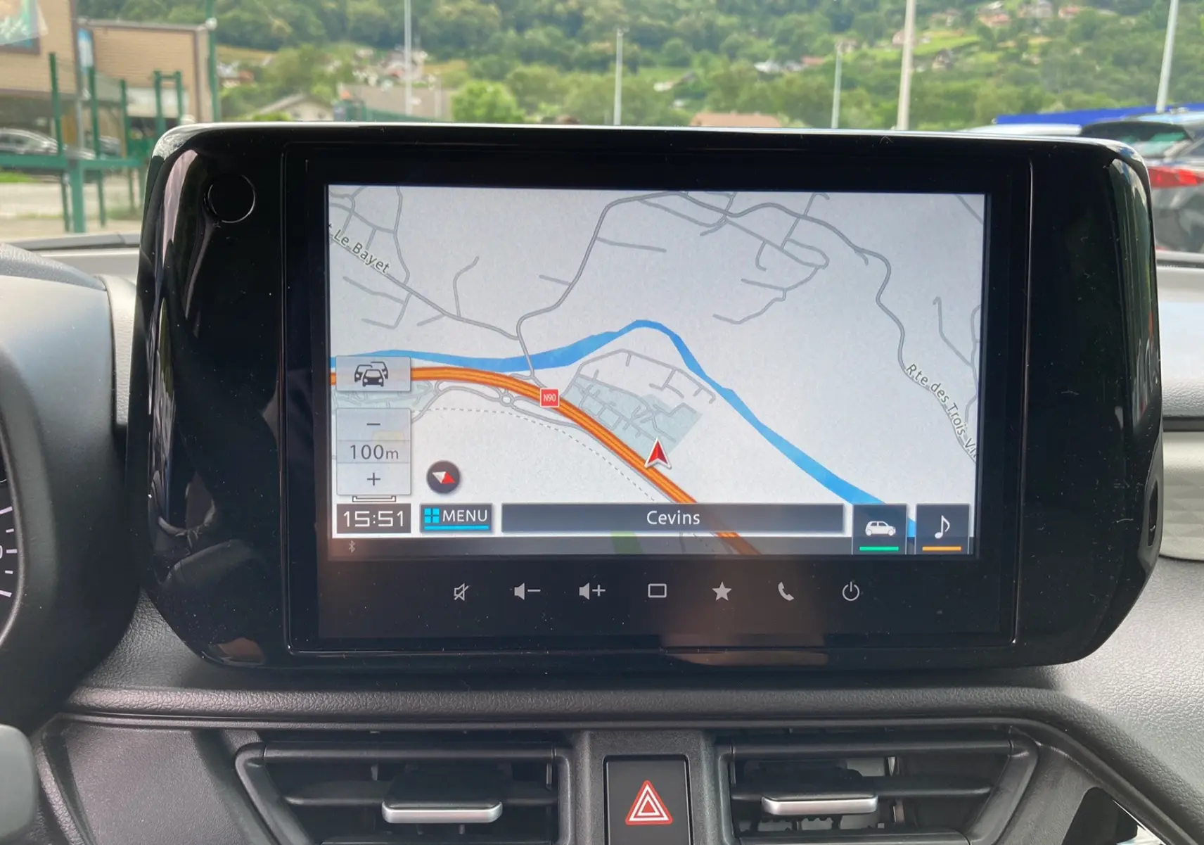Écran tactile du système de navigation affichant une carte avec itinéraire dans l'habitacle d'une Suzuki Swift 2025.