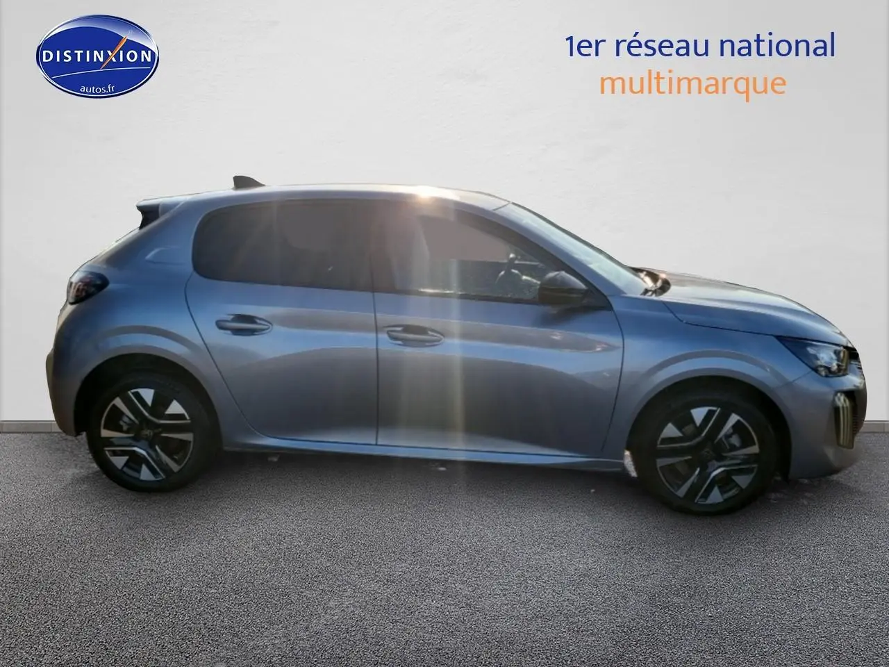 Profil droit de la Peugeot 208 1.2 100 Allure gris Artense avec jantes alliage et vitres teintées.