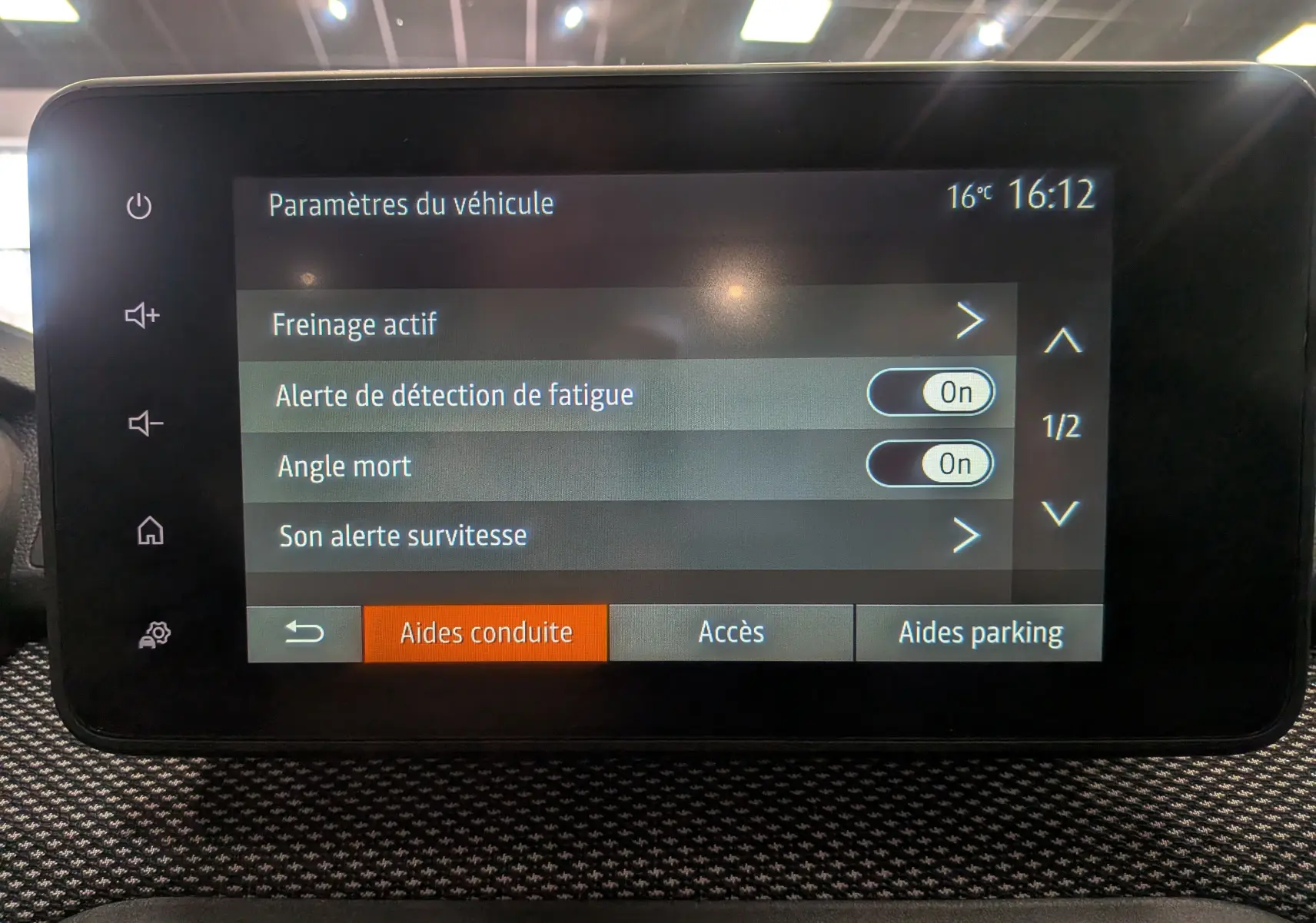 Écran tactile intérieur de la Dacia Sandero TCe 90 CH Journey 2025 affichant les paramètres d’aides à la conduite.