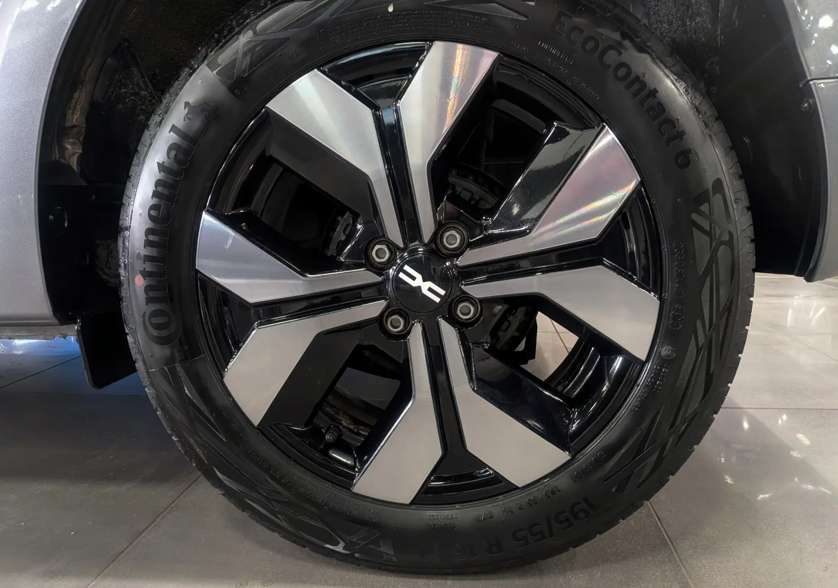 Gros plan sur la jante alliage bicolore noire et argentée du Dacia Sandero TCe 90 Gris Schiste, roue avant droite.