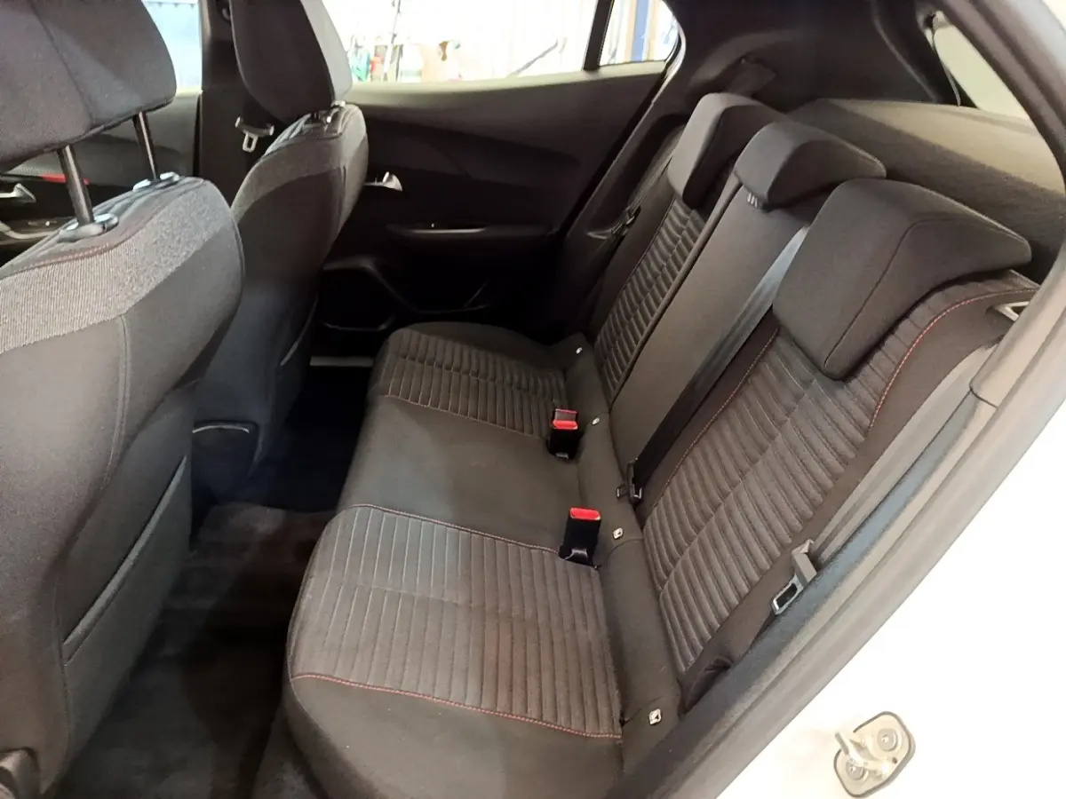 Vue intérieure côté droit sur la banquette arrière noire avec surpiqûres rouges du Peugeot 2008 blanc 2021.