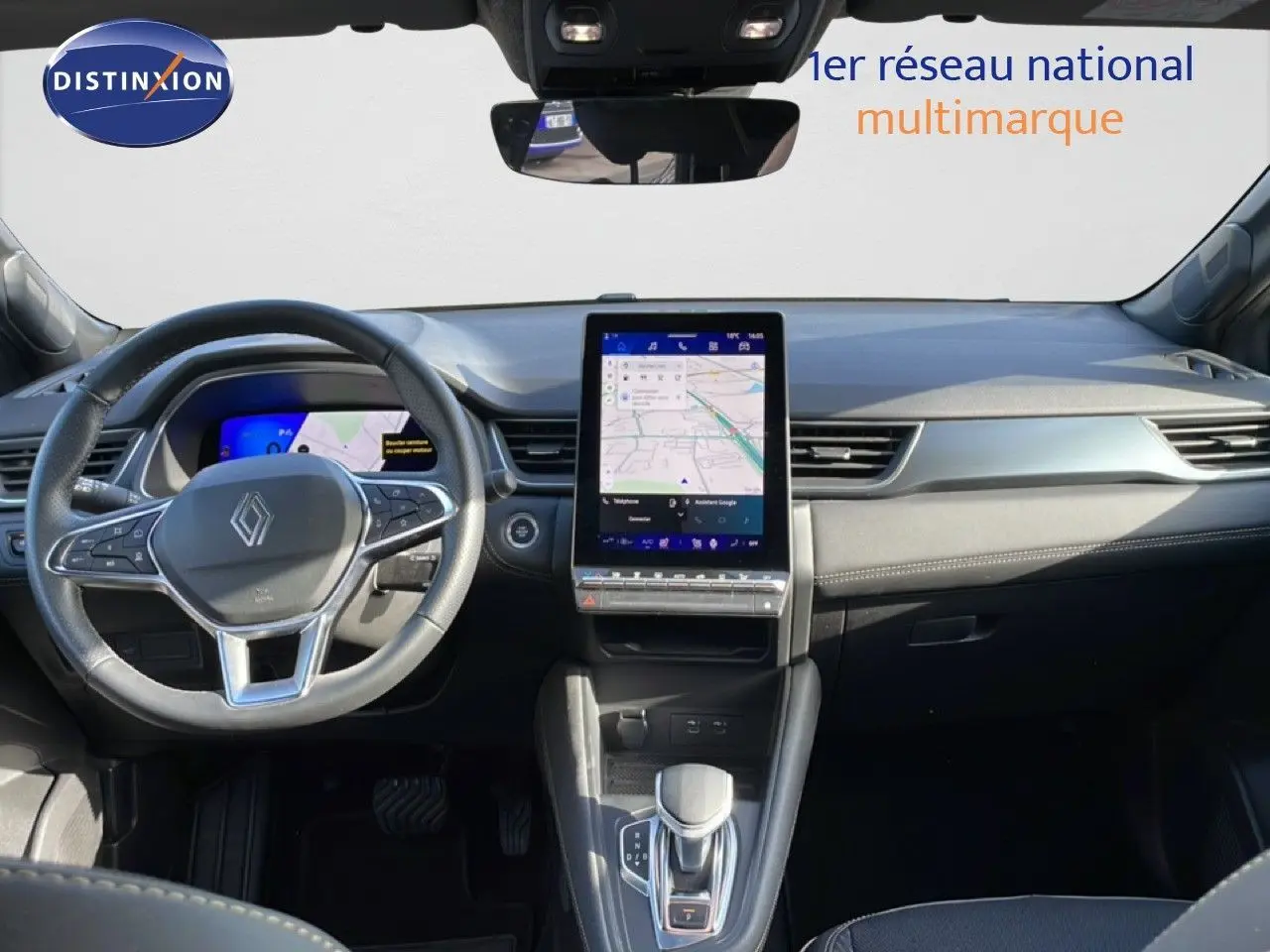 Vue intérieure avant du tableau de bord gris et noir du Renault Symbioz 2025 avec écran tactile central et volant multifonction.