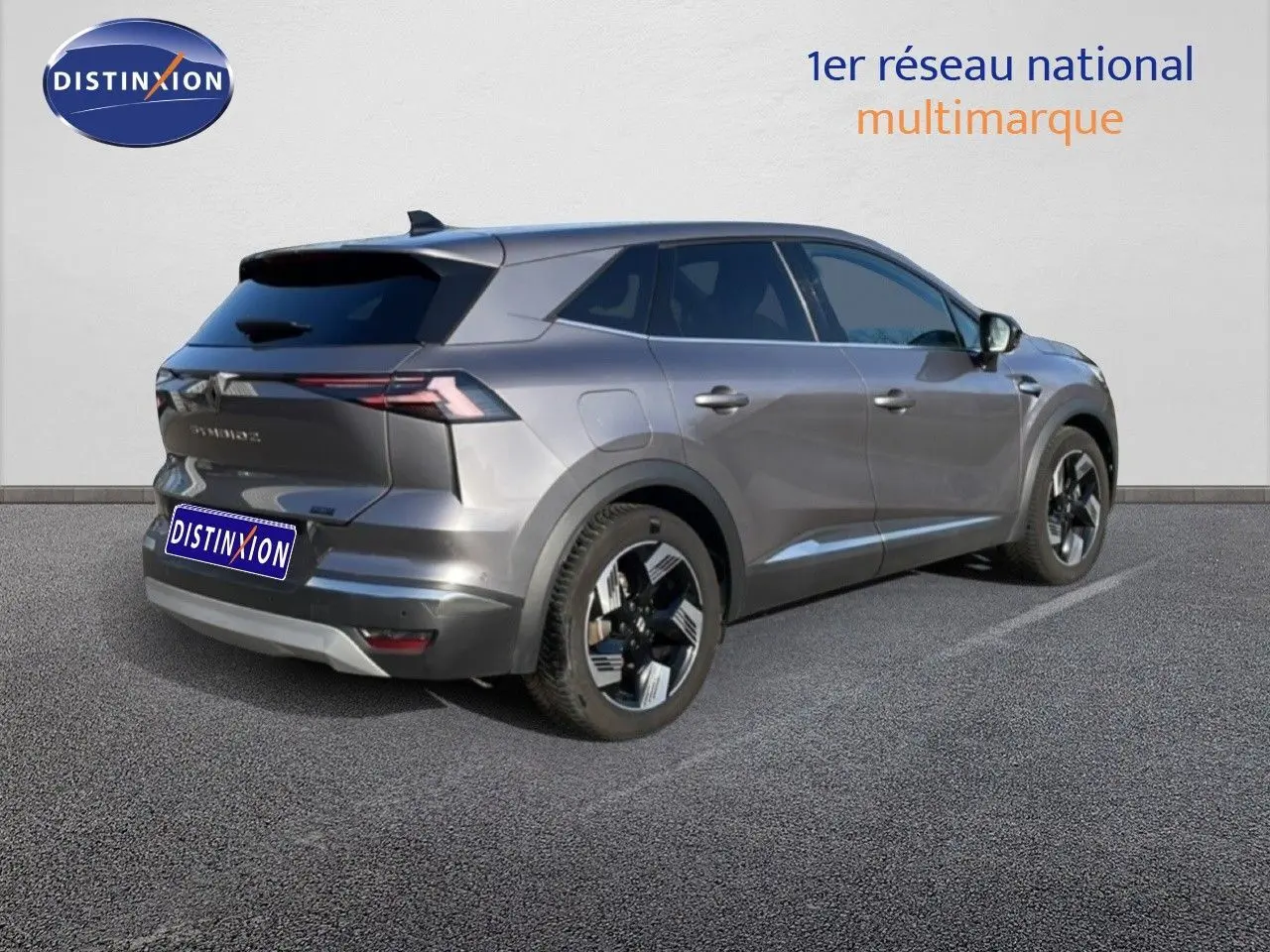 Vue 3/4 arrière droite d'un Renault Symbioz gris cassiopée métallisé avec jantes bicolores et feux LED fins.