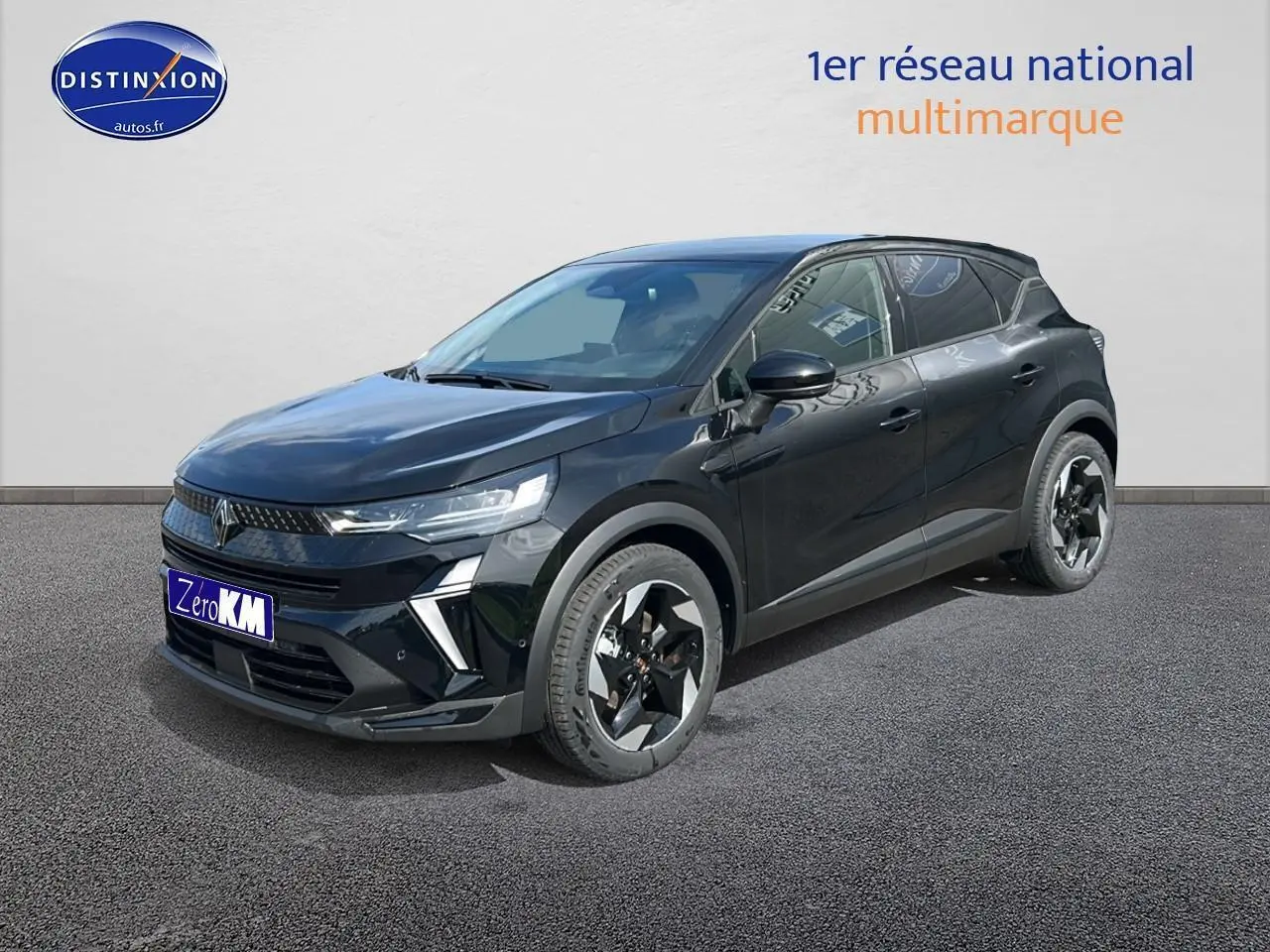 Renault Captur 1.6 e-tech hybride noir étoile en 3/4 avant droit avec jantes alu et feux LED distinctifs.