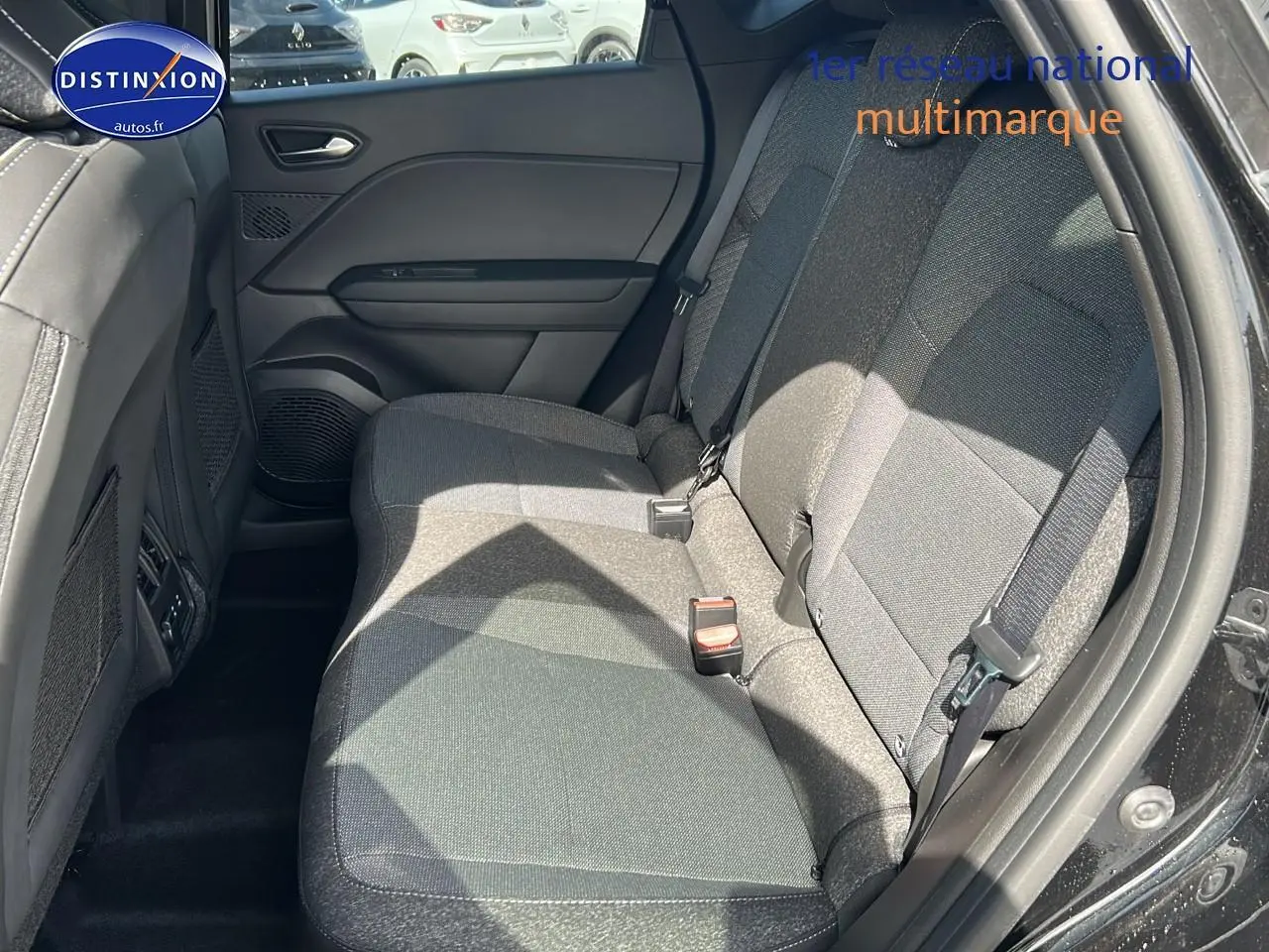 Vue côté droit de la banquette arrière noire étoile du Renault Captur 1.6 e-tech hybride 2025 avec ceintures visibles.