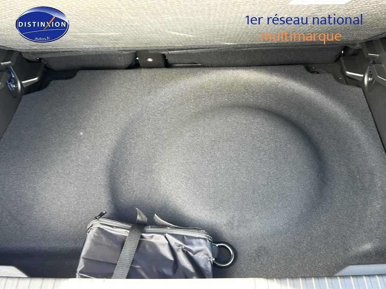 Coffre ouvert d'un Renault Captur noir Étoile 2025, vue plongeante sur la roue de secours et une trousse noire.