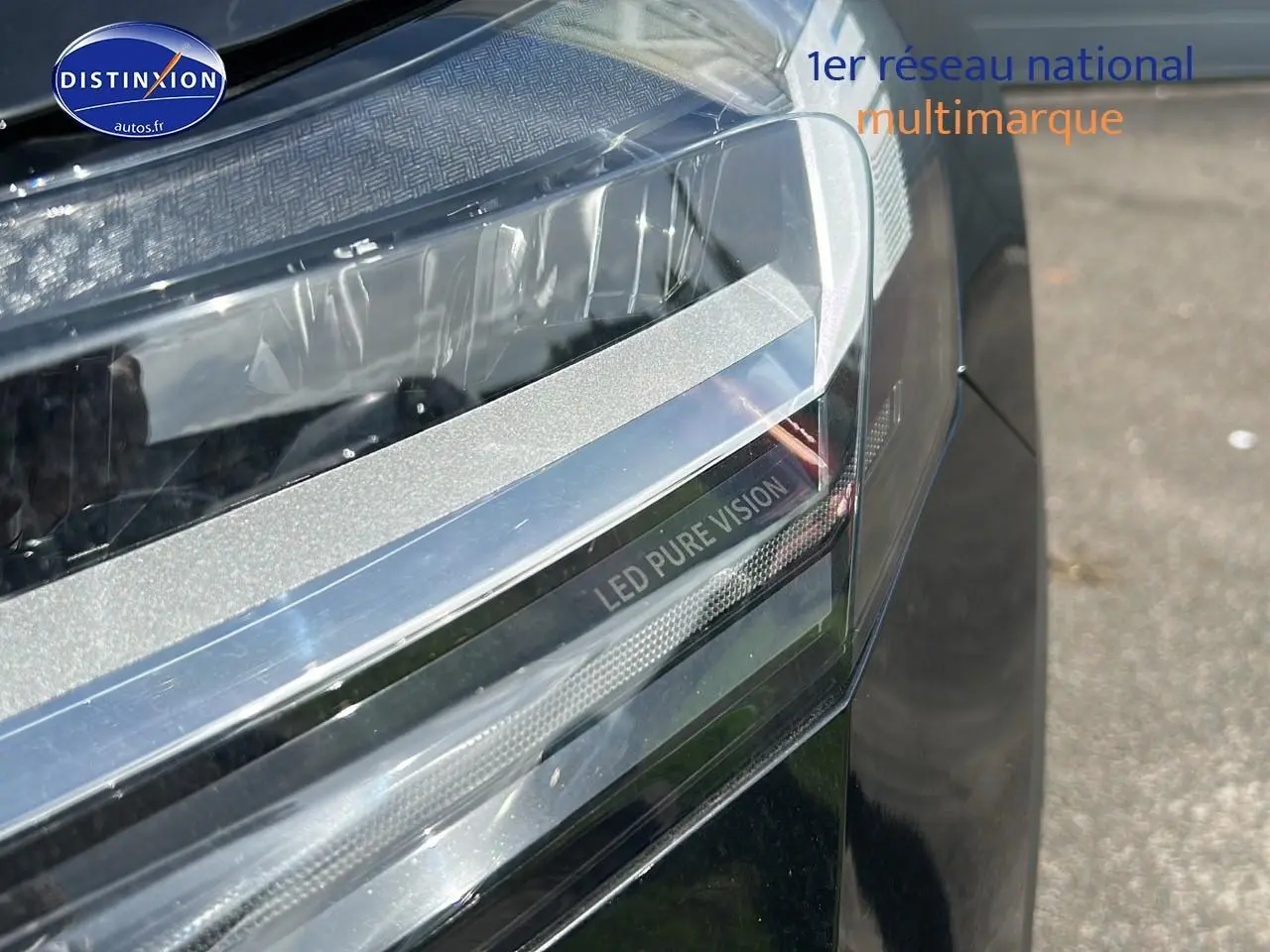 Gros plan sur le phare avant droit noir étoile du Renault Captur 1.6 e-tech hybride 2025 avec éclairage LED Pure Vision.