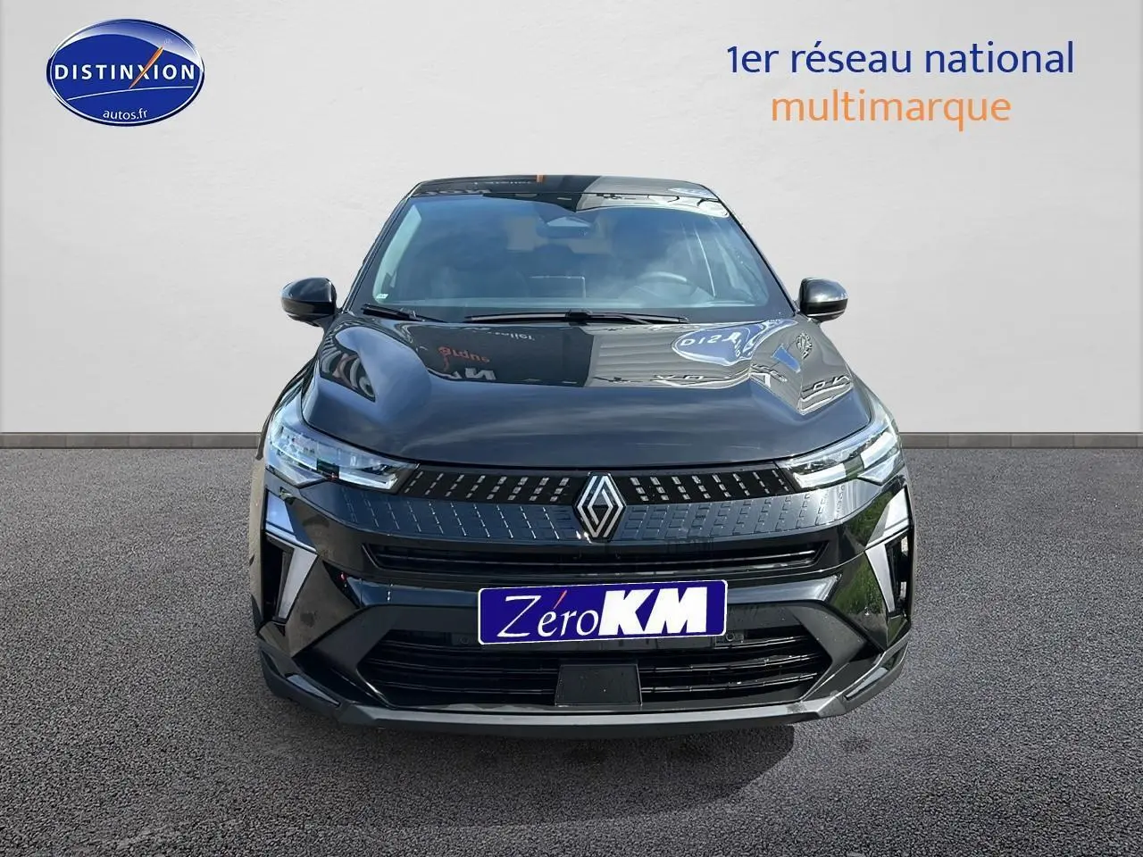 Vue frontale du Renault Captur 1.6 e-tech hybride 145 techno en noir étoile avec calandre moderne et phares LED fins.