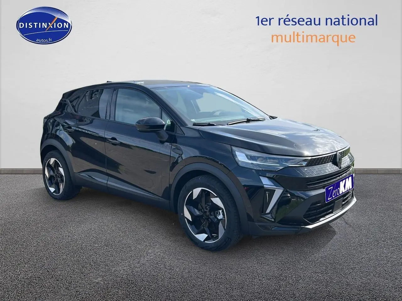 Renault Captur 1.6 e-tech hybride noir étoile en 3/4 avant droit avec jantes alu et feux LED distinctifs.