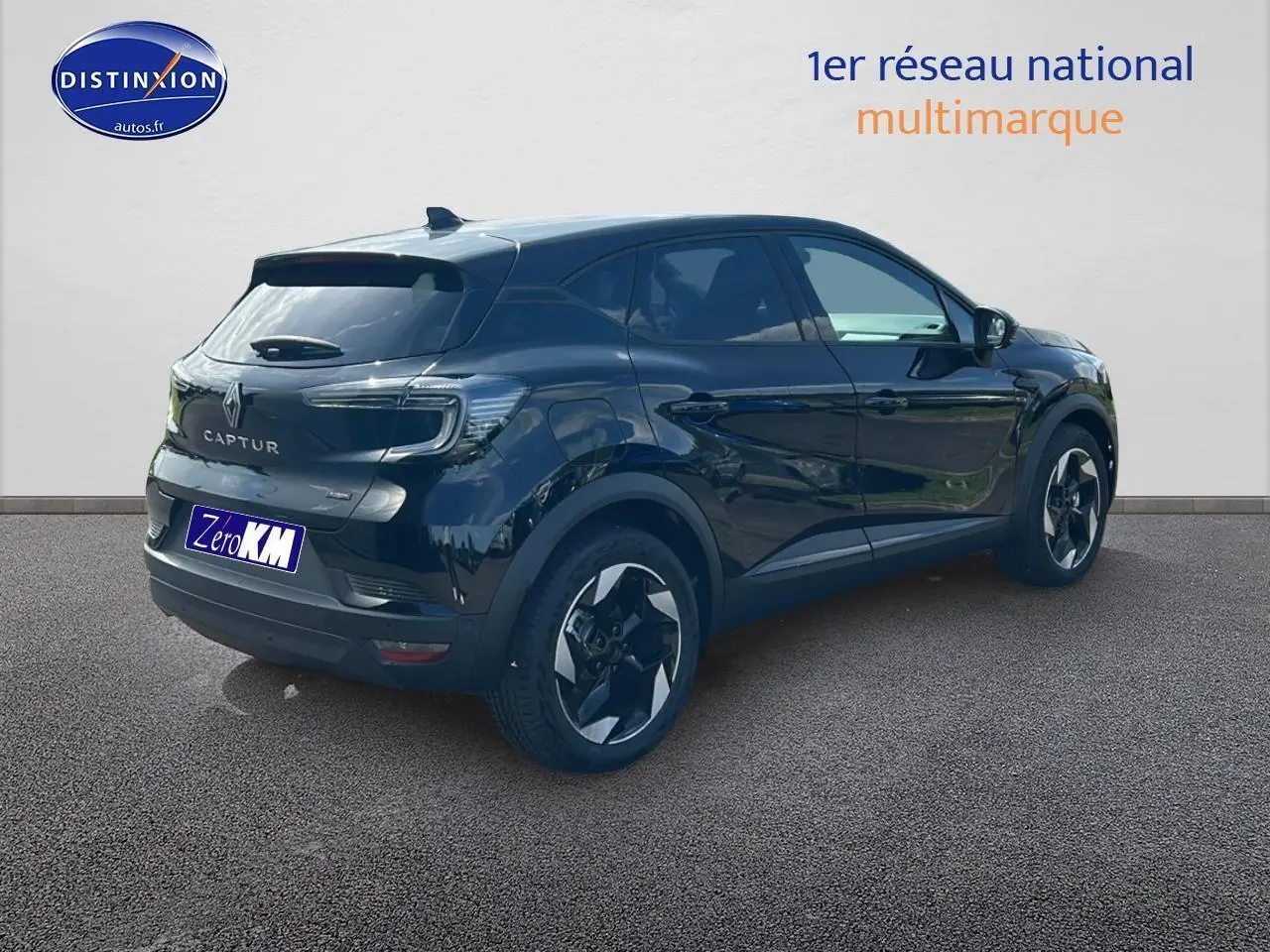 Renault Captur noir étoile en 3/4 arrière droit, avec jantes alu et vitres arrière surteintées visibles.