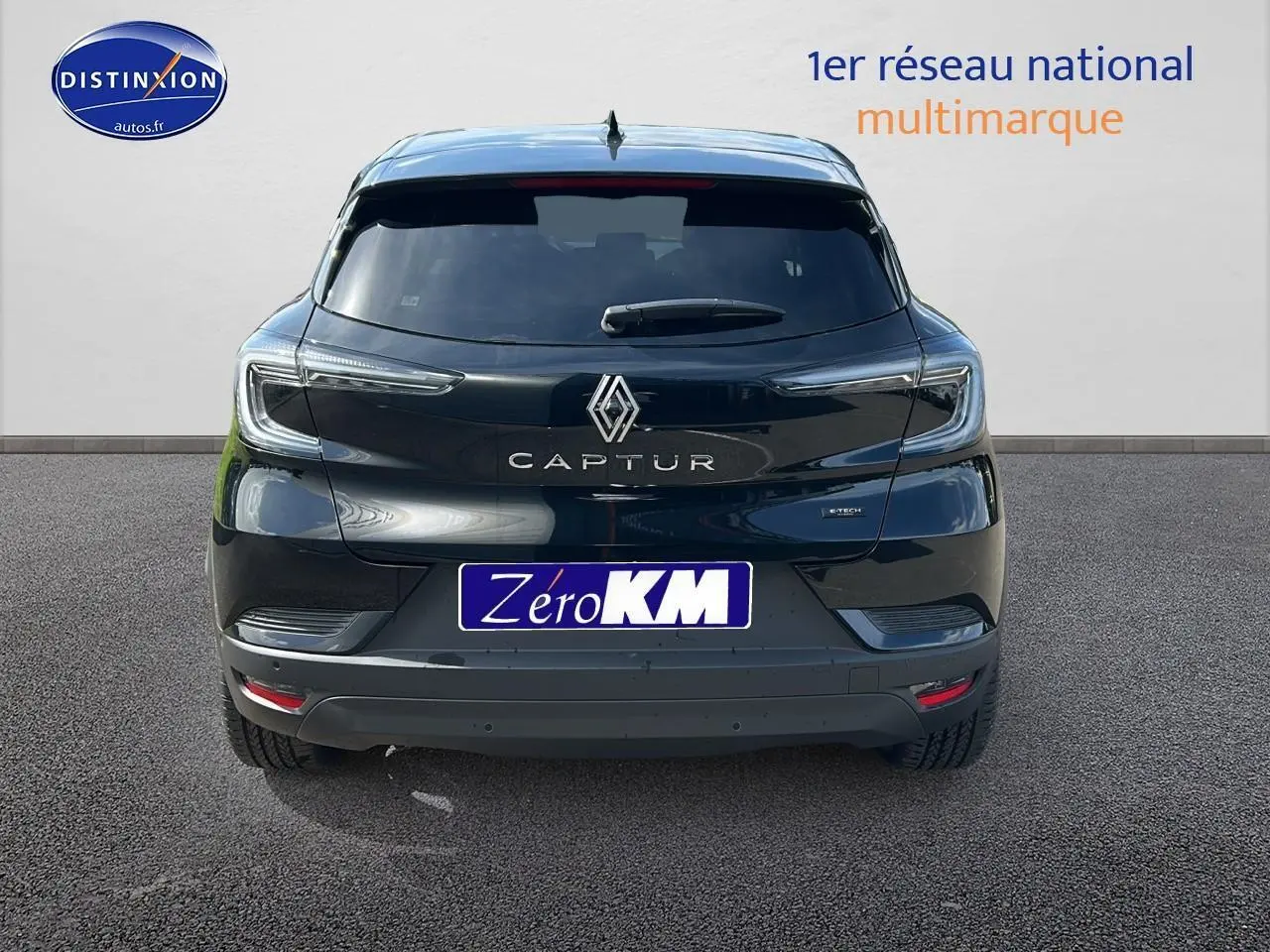 Vue arrière d'un Renault Captur noir étoile 2025 avec feux LED et logo bien visibles sur fond neutre.