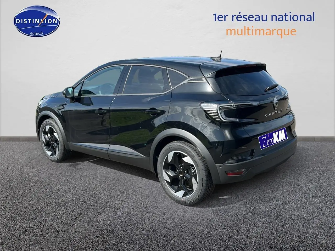 Vue 3/4 arrière droite d'un Renault Captur noir étoile avec jantes alu et vitres arrière surteintées.