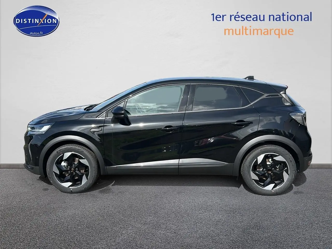 Profil côté gauche du Renault Captur 1.6 e-tech hybride 145 techno noir étoile avec jantes alu bicolores.