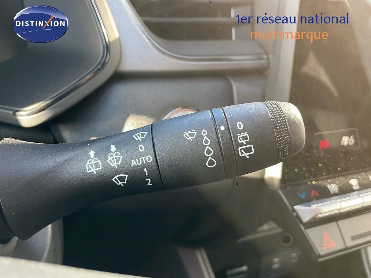 Gros plan sur la commande d'essuie-glace du Renault Captur E-Tech gris Rafale avec toit noir, intérieur moderne visible.