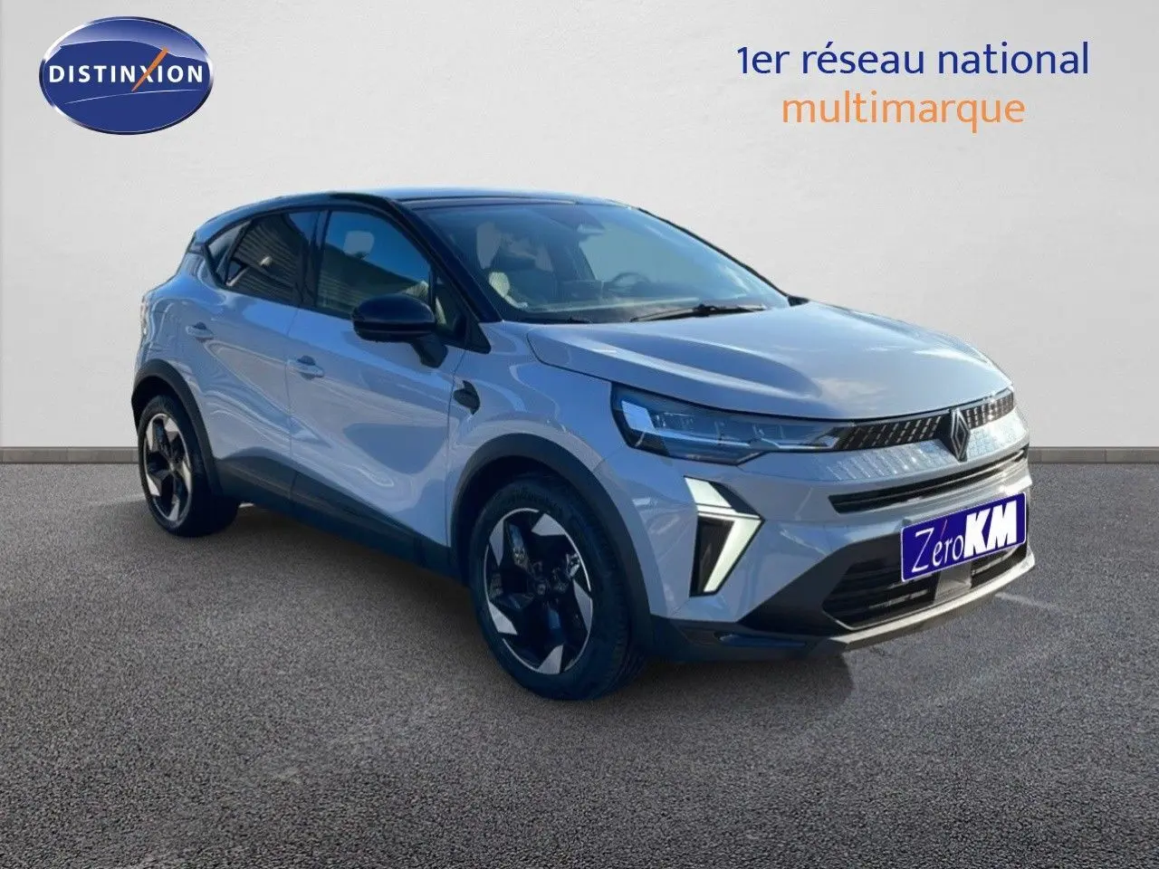 Renault Captur E-Tech hybride gris Rafale métal avec toit noir, vue 3/4 avant droit mettant en valeur ses optiques LED.