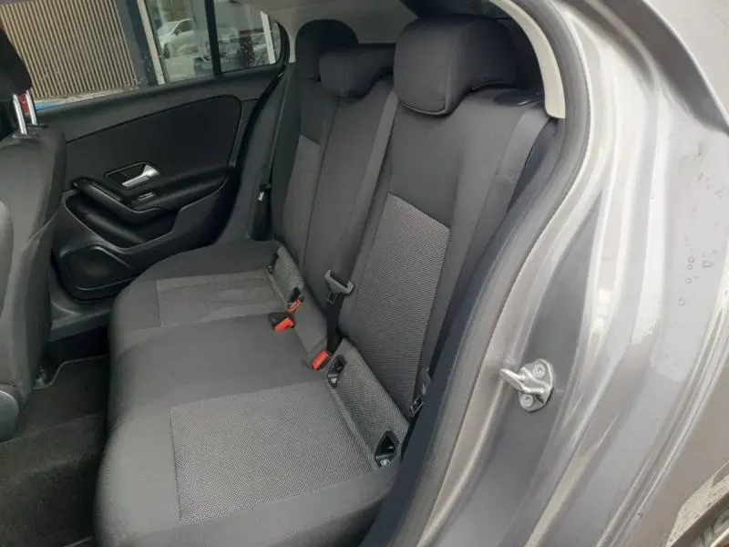 Vue côté droit de la banquette arrière noire et grise d'une Mercedes Classe A 160 Style Line gris montagne métallisé.