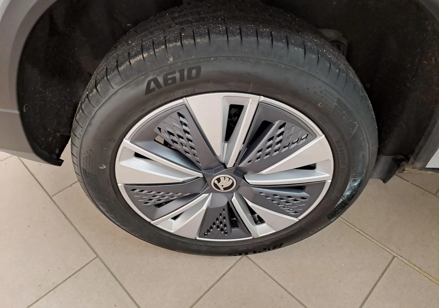 Gros plan sur la roue galette avec jante spécifique du Skoda Karoq gris perle, version 2.0 TDI Business 2023.