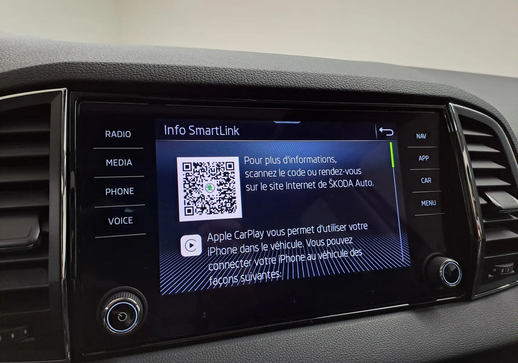 Écran tactile central du Skoda Karoq 2023 affichant l'interface SmartLink avec options radio, media et téléphone.