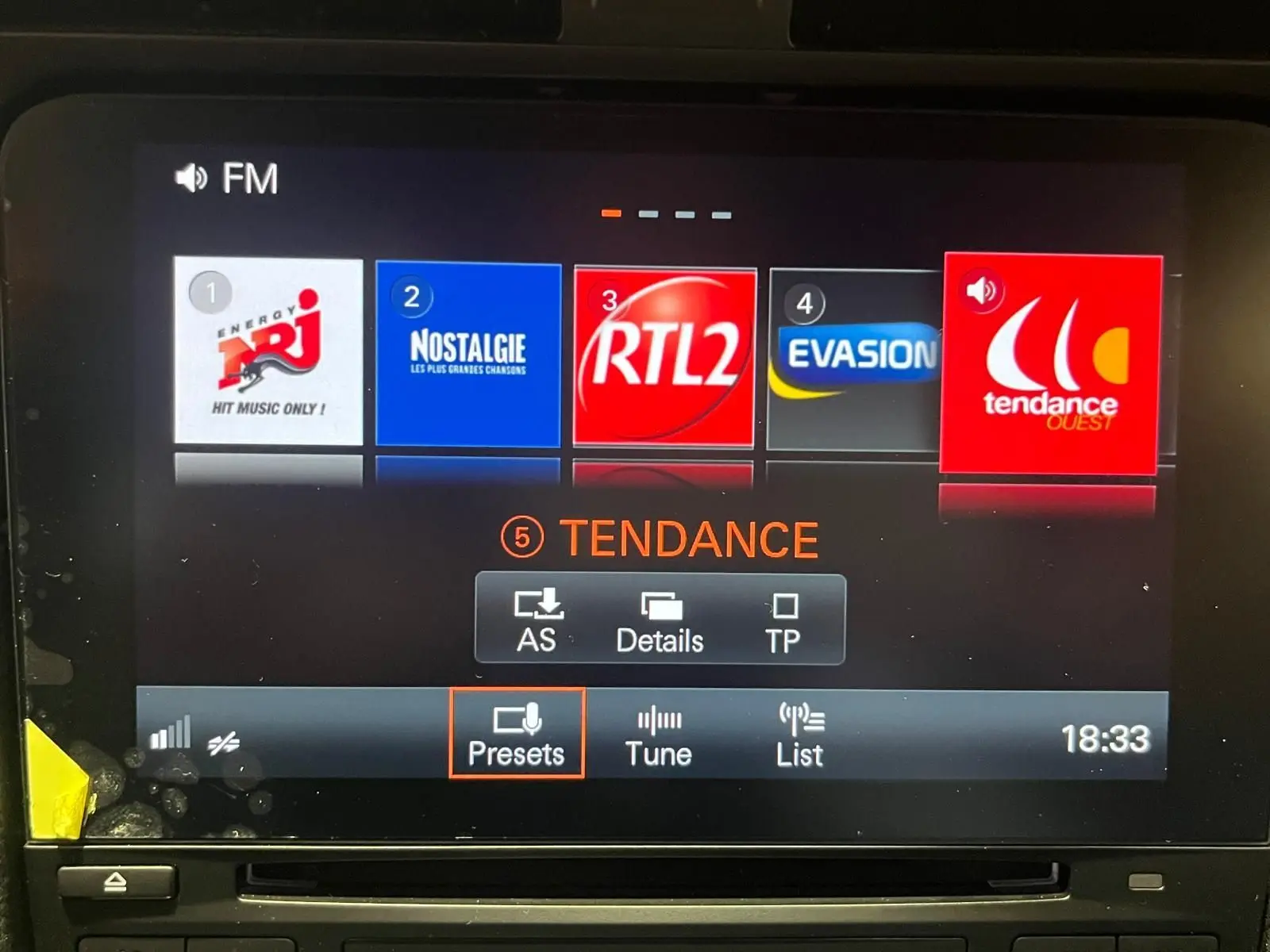 Écran tactile multimédia de la Porsche 911 GT3 2018 affichant les stations radio FM en intérieur.