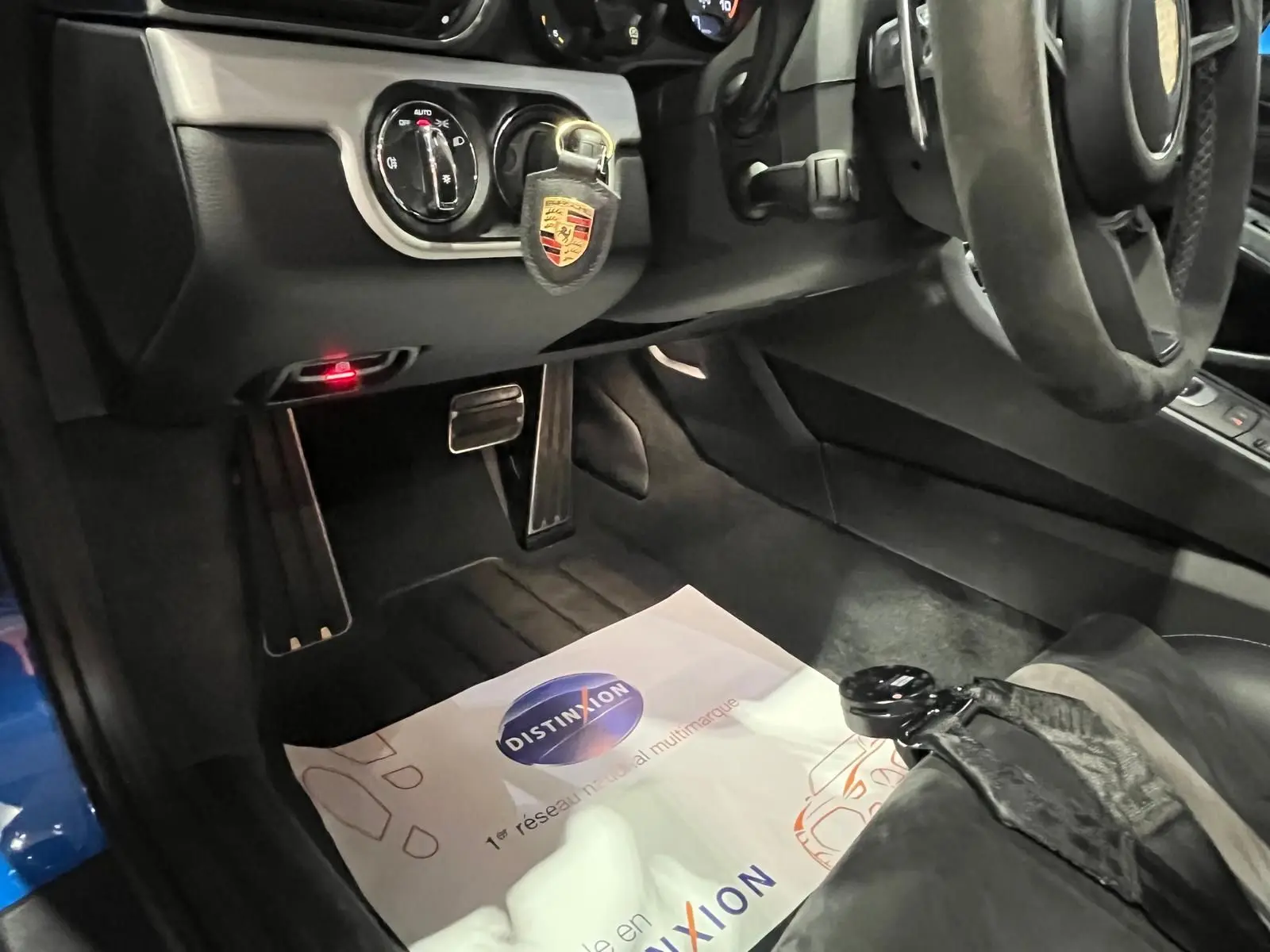 Vue intérieure côté conducteur de la Porsche 911 GT3 2018, volant sport alcantara et pédalier en aluminium.