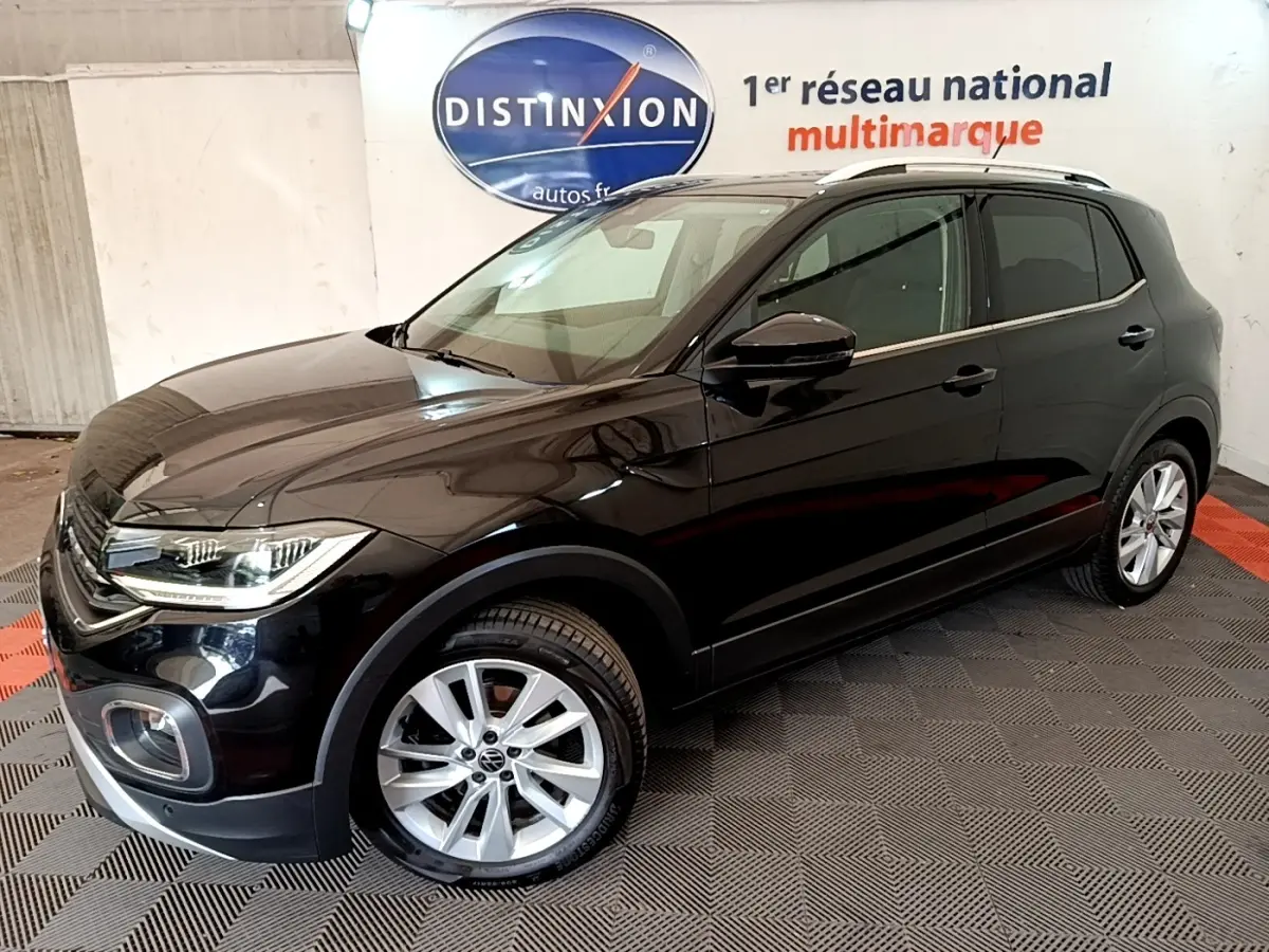 Vue 3/4 avant d'un Volkswagen T-Cross noir 2022 avec jantes alliage et rétroviseurs électriques rabattables.