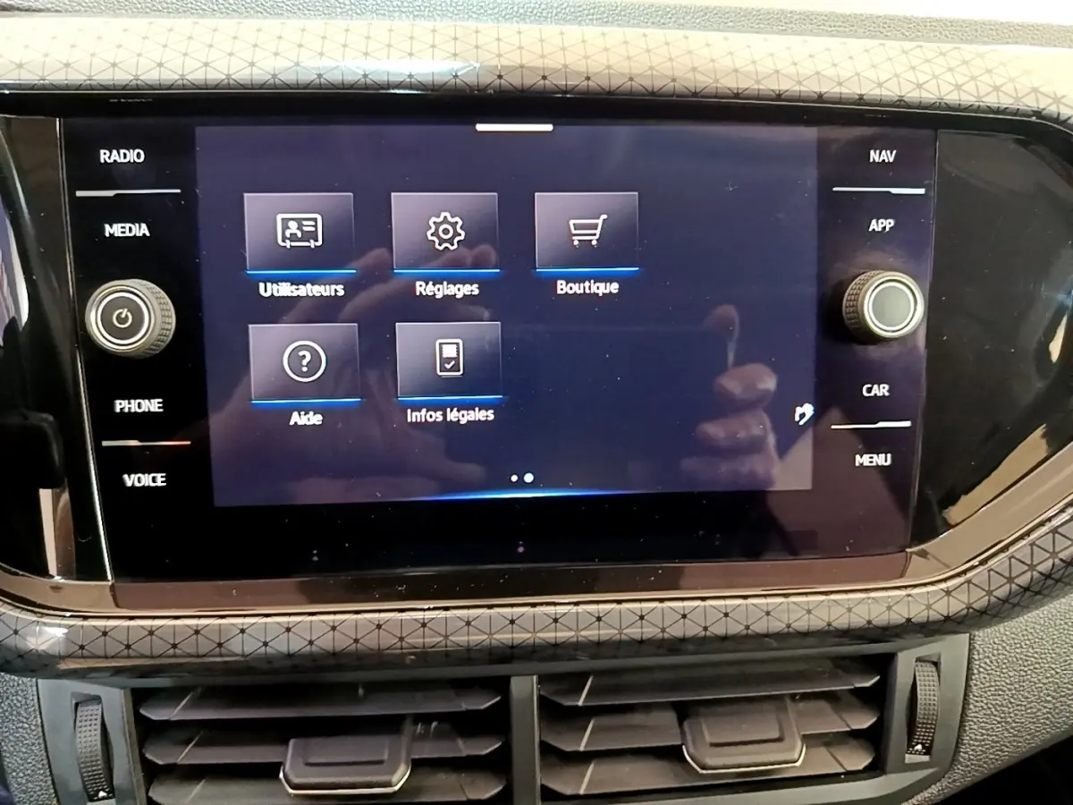 Écran tactile central du Volkswagen T-Cross 2022 affichant les options utilisateurs, réglages et boutique.
