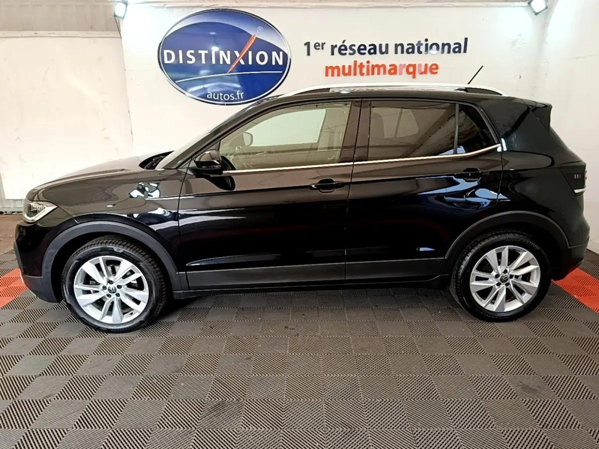 Profil latéral droit du Volkswagen T-Cross noir 2022, SUV compact avec jantes alliage et rétroviseurs électriques.