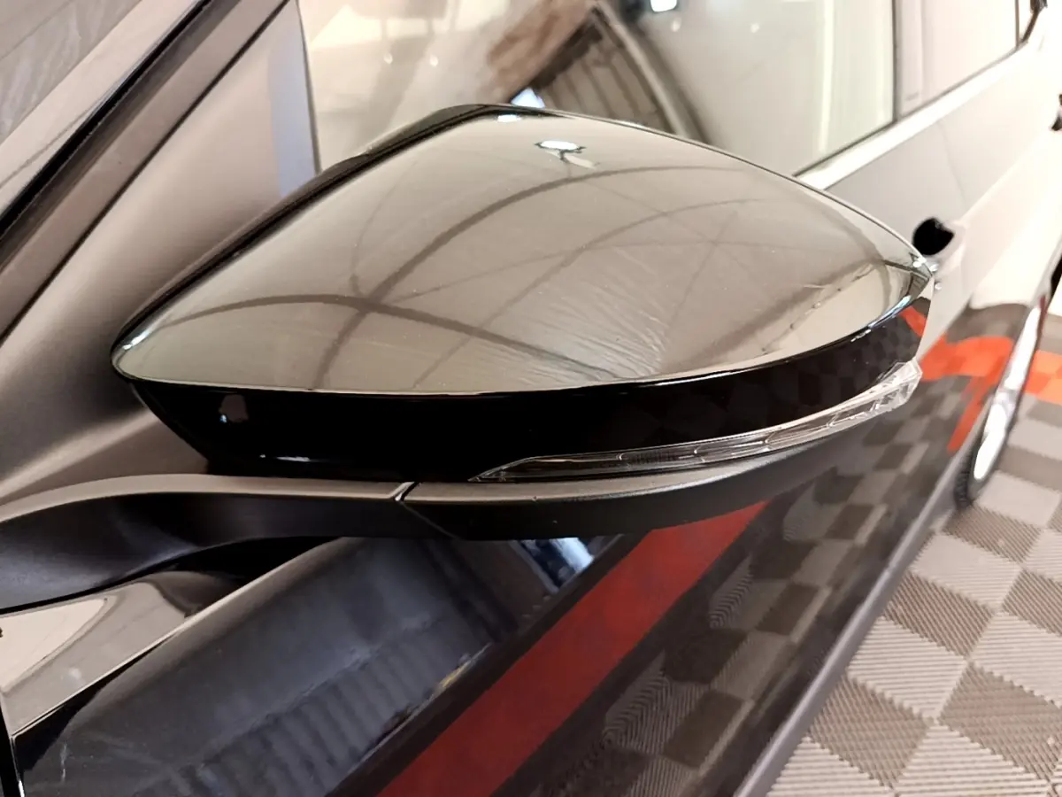 Gros plan sur le rétroviseur droit noir brillant du Volkswagen T-Cross 1.0 TSI 110ch DSG Carat 2022.