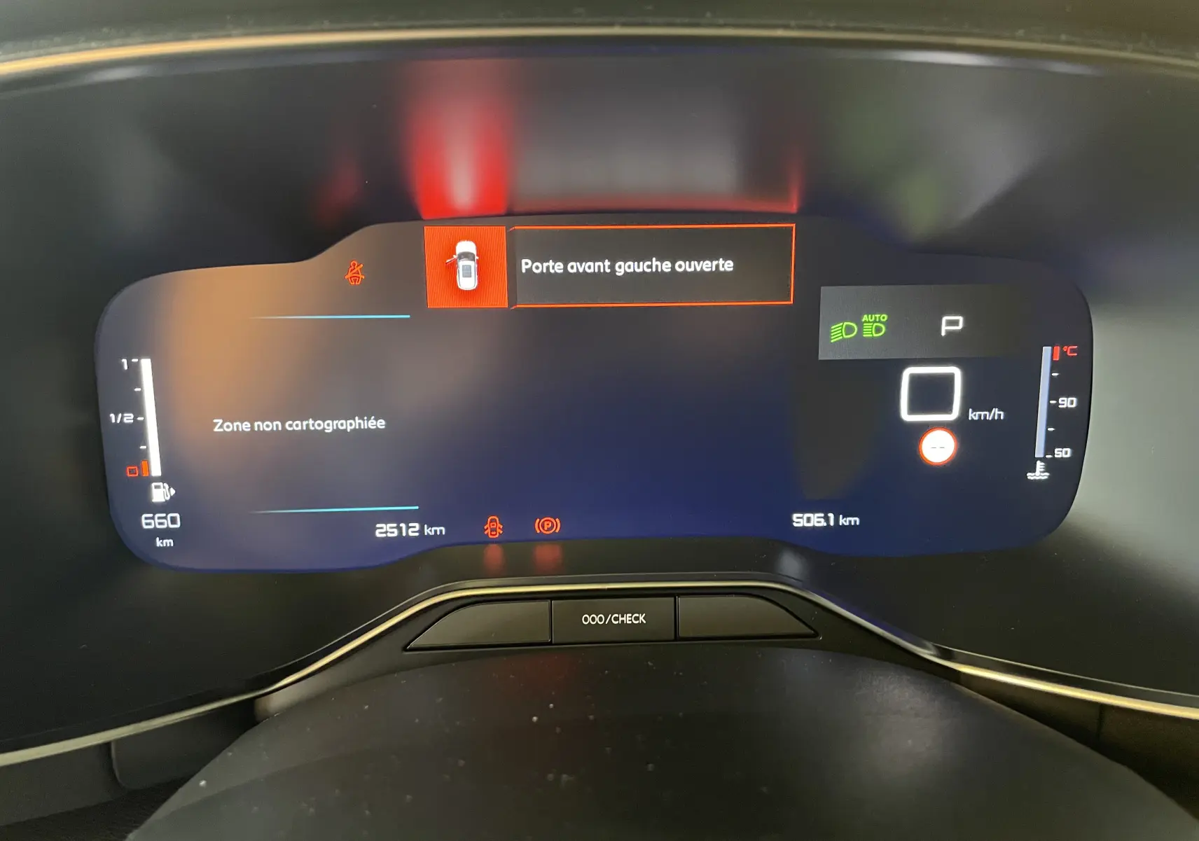 Tableau de bord numérique du Citroën C5 Aircross hybride 2025 affichant porte avant gauche ouverte et informations de conduite.