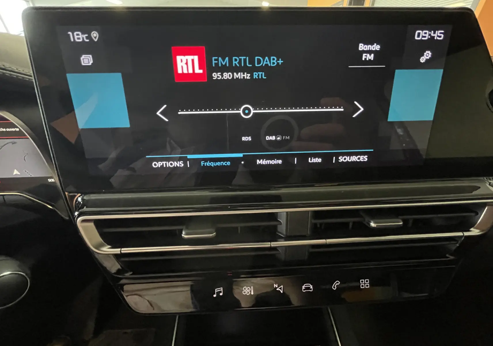 Écran tactile central du tableau de bord de la Citroën C5 Aircross hybride gris platinium, affichant la radio FM RTL à 09h45.
