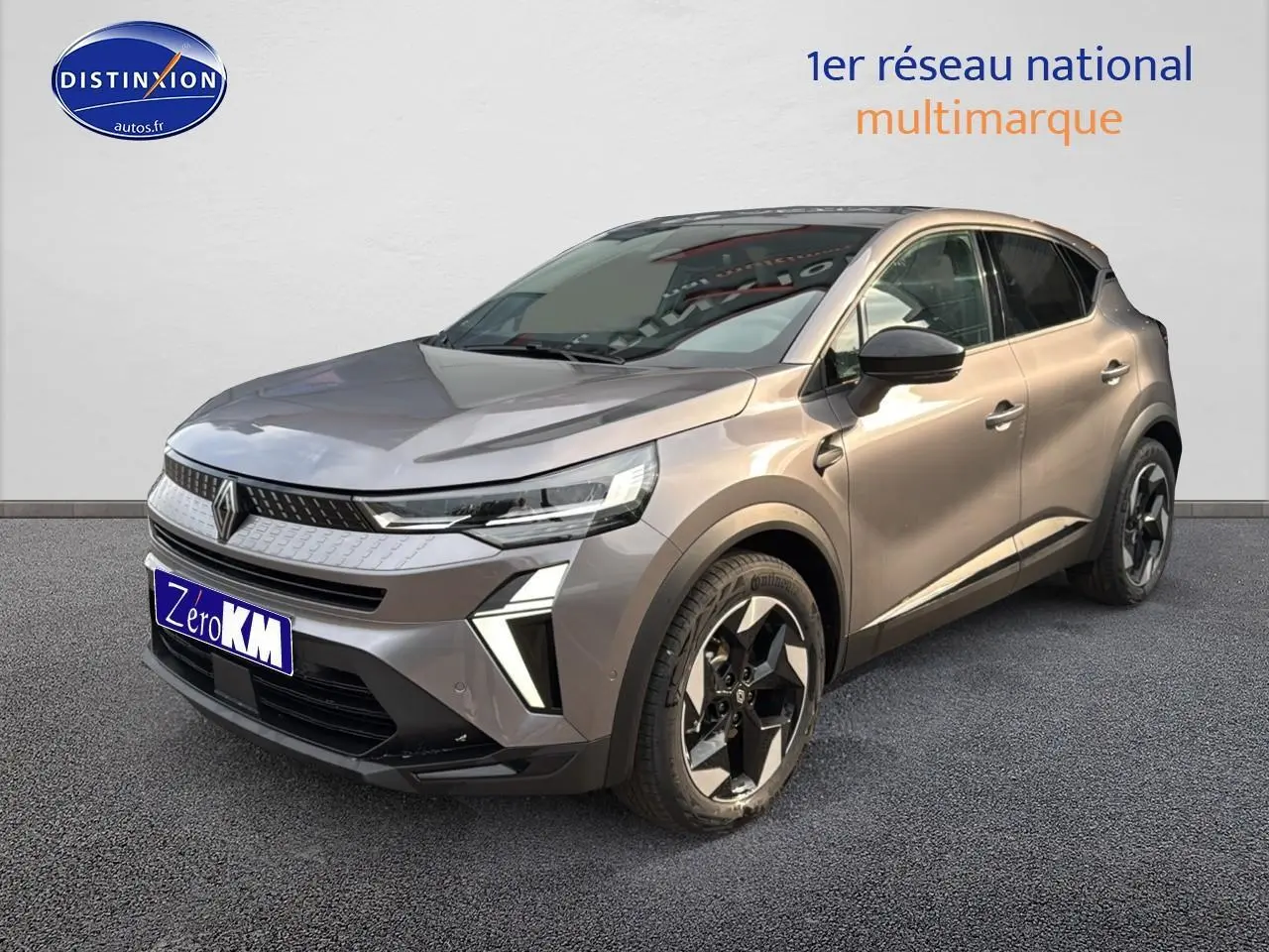 Renault Captur 1.6 e-tech hybride gris cassiopée en 3/4 avant droit avec jantes alu et feux LED distinctifs.
