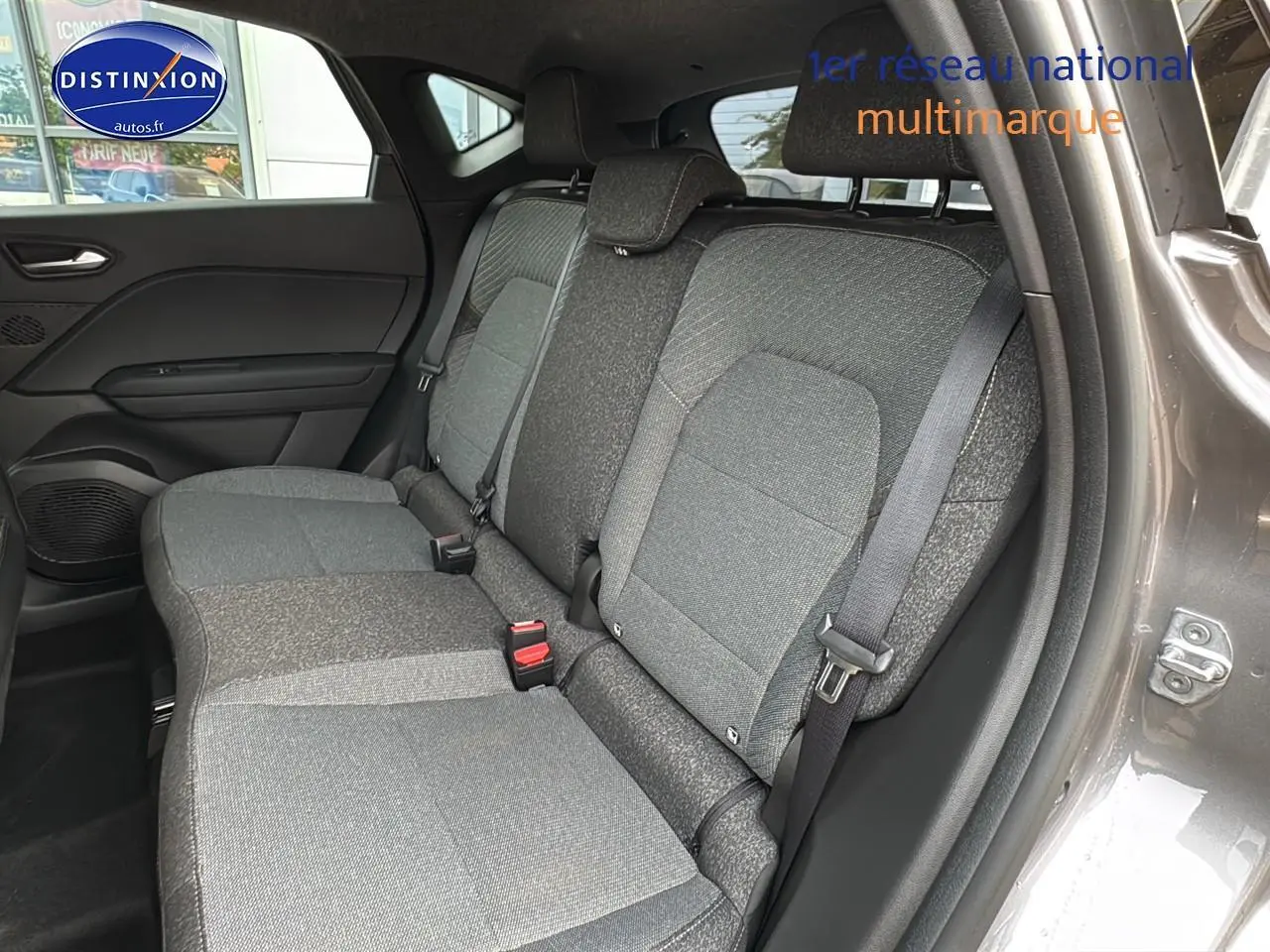 Vue côté gauche de la banquette arrière gris foncé du Renault Captur 1.6 e-tech hybride 2025 avec ceintures et appuie-têtes.