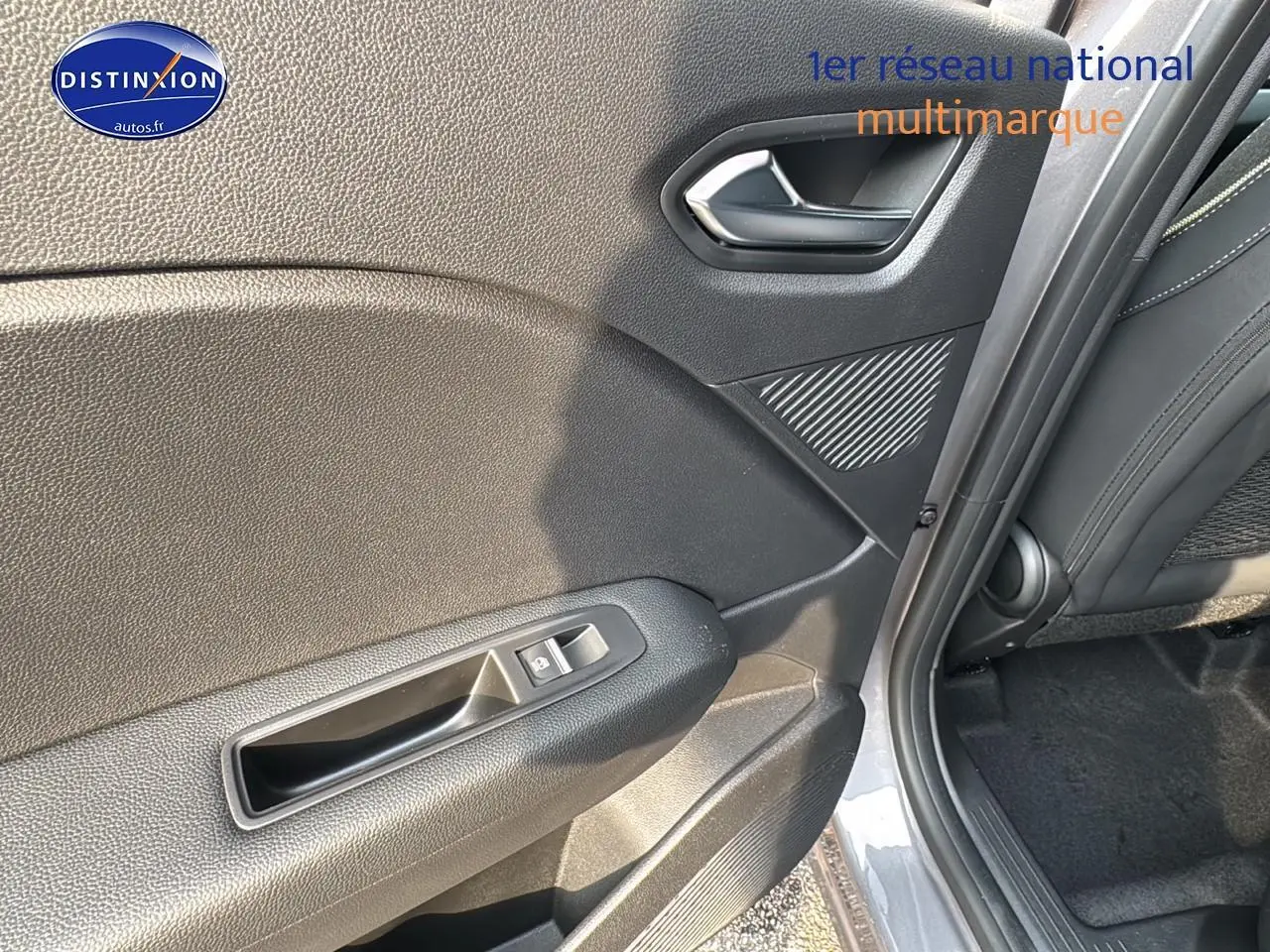 Vue rapprochée de la porte arrière gauche du Renault Captur gris cassiopée avec commandes de vitre et poignée intérieure.