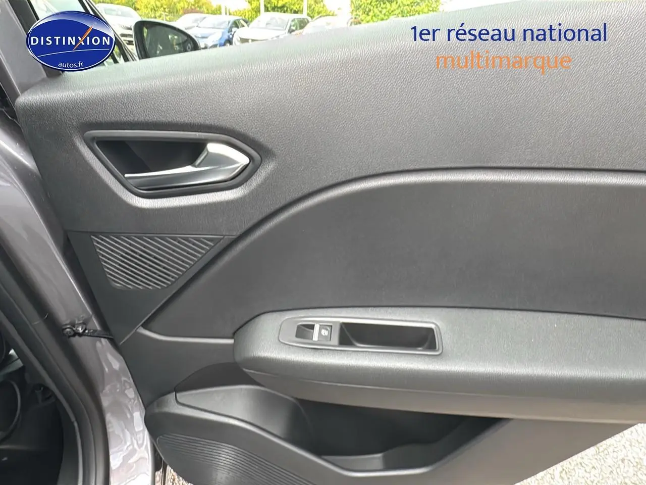 Gros plan sur la porte arrière gauche gris cassiopée du Renault Captur 2025 avec poignée intégrée et commande de vitre électrique.