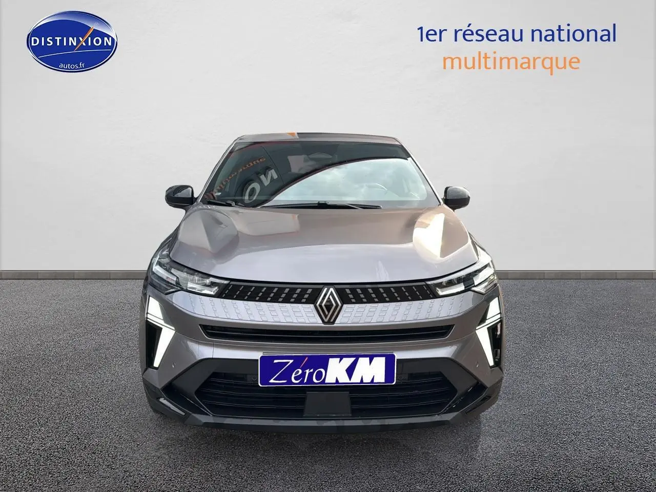Vue frontale du Renault Captur gris cassiopée 2025 avec feux LED et calandre moderne.