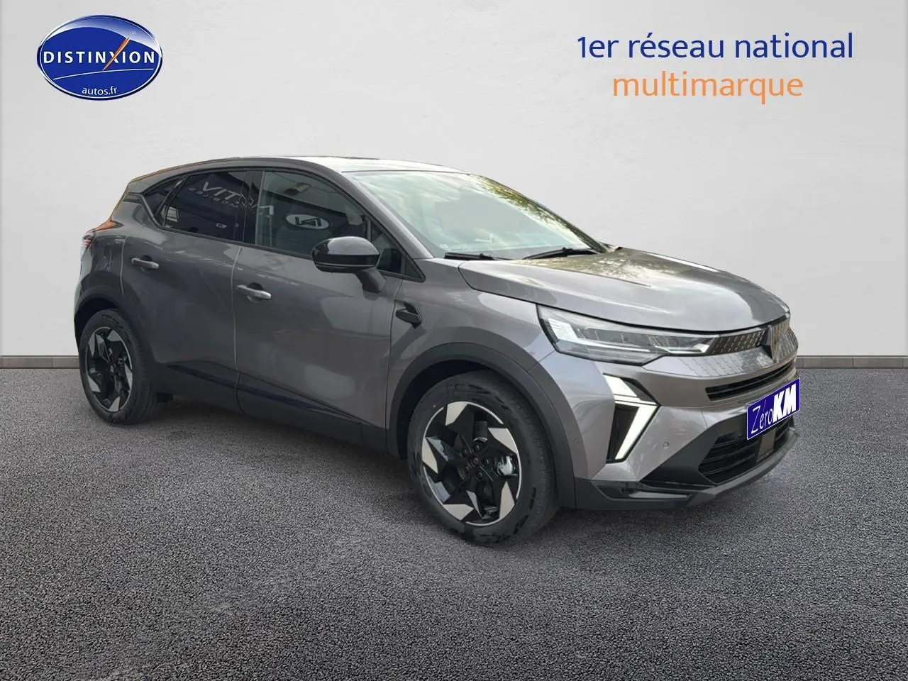 Renault Captur gris cassiopée en 3/4 avant droit, avec jantes alu et calandre moderne sur fond neutre.