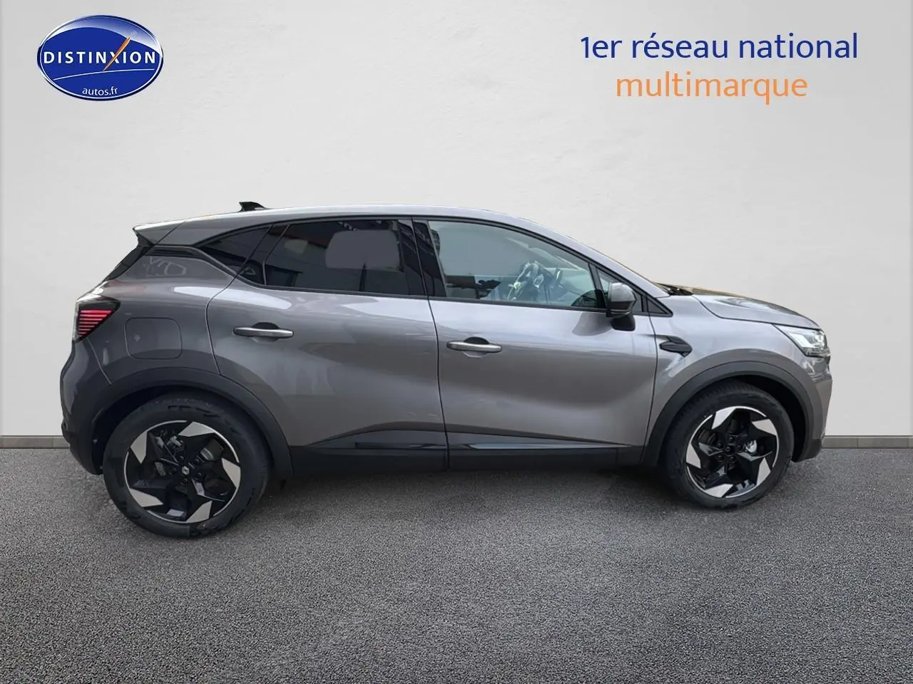 Profil latéral droit du Renault Captur gris cassiopée 2025 avec jantes alu noires et vitres teintées.