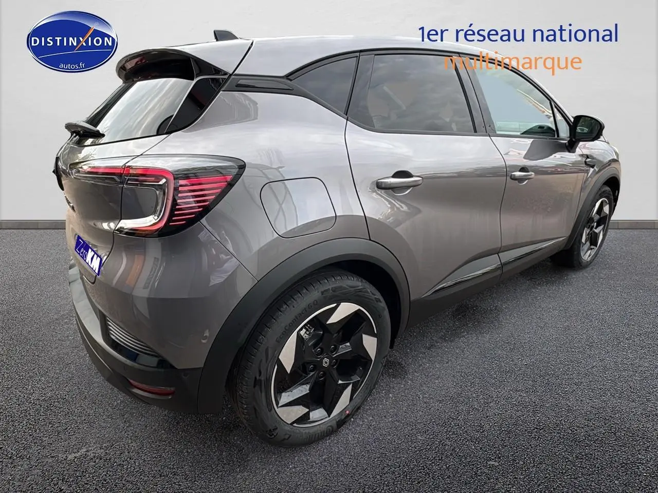 Vue 3/4 arrière droite d'un Renault Captur gris cassiopée avec jantes alu et feux arrière LED distinctifs.