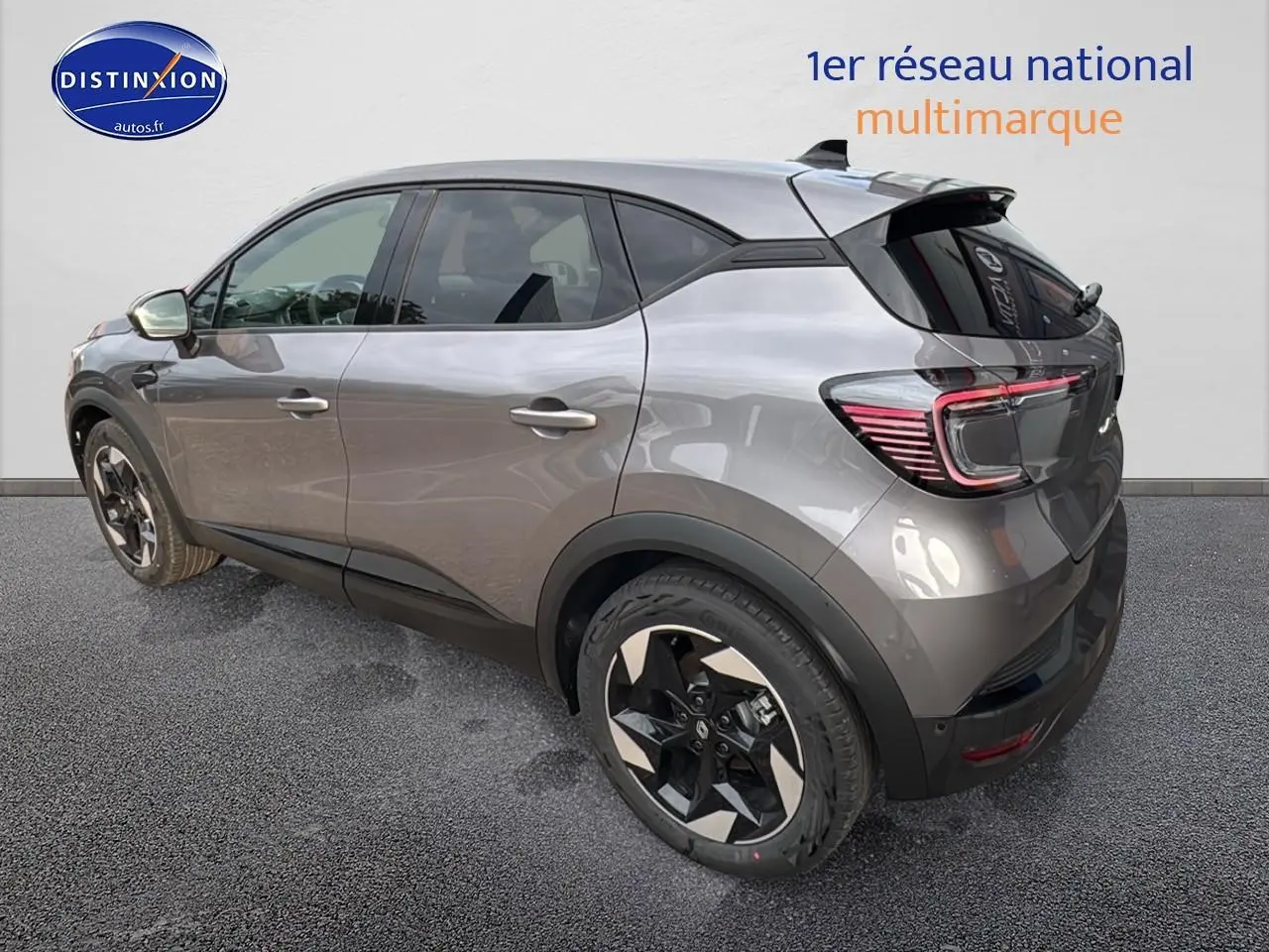Vue 3/4 arrière droite d'un Renault Captur gris cassiopée avec jantes alu bicolores et feux arrière LED en forme de C.