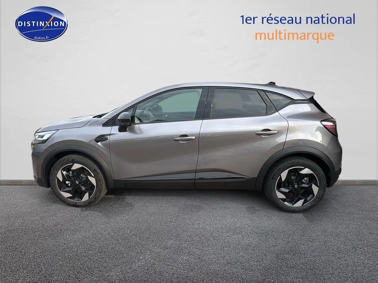 Profil droit du Renault Captur gris cassiopée 2025 avec jantes alu noires et détails noirs contrastants.