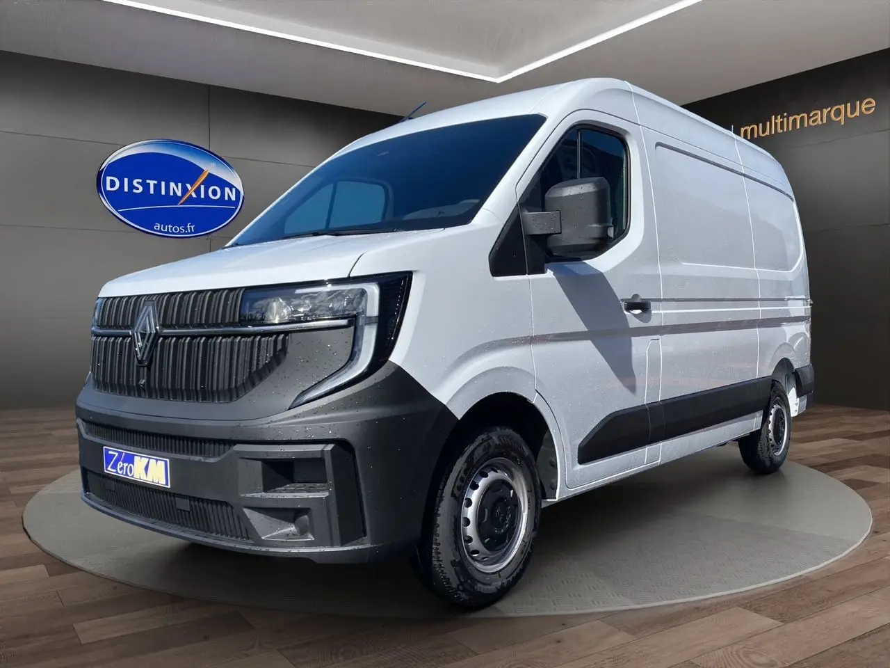 Renault Master blanc vu en 3/4 avant droit, avec calandre noire grainée et jantes tôlées 16 pouces.