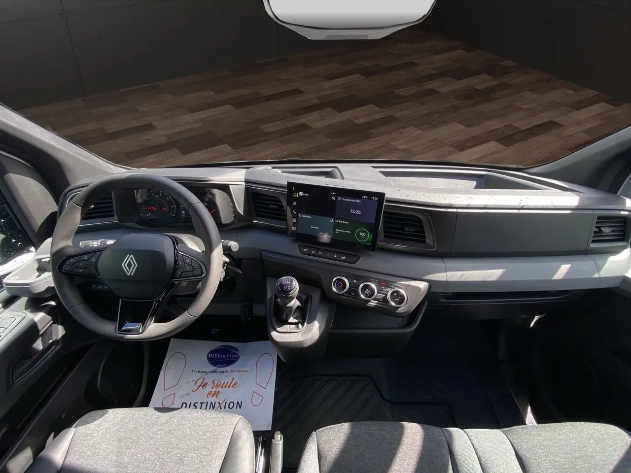 Intérieur du Renault Master 2025, vue de face sur le tableau de bord avec écran tactile et volant multifonction noir.