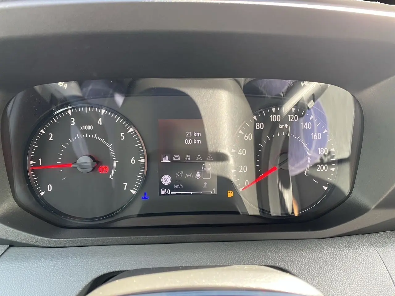 Combiné d'instrumentation 3,5 pouces du Renault Master 2025 affichant compte-tours et vitesse, avec écran central numérique.