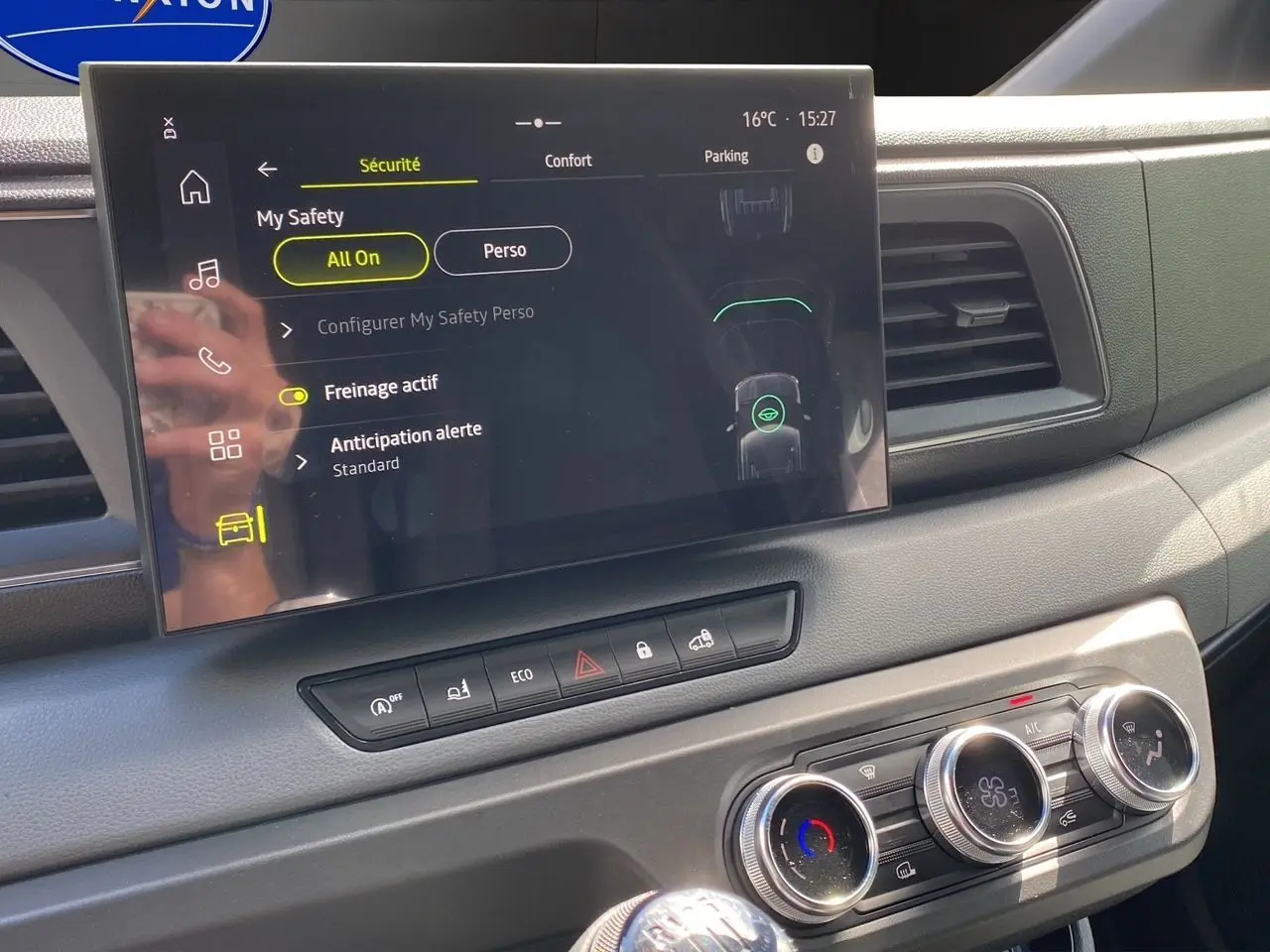 Écran tactile multimédia et commandes de climatisation dans l'habitacle du Renault Master blanc 2025.